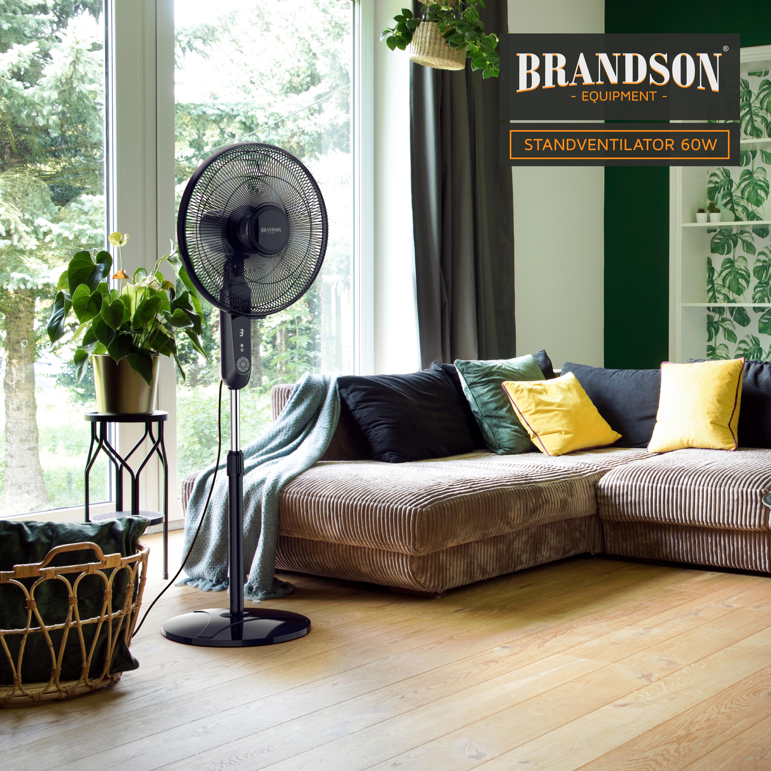 Brandson Standventilator mit elegantem schwarzem Design, verstellbarer Höhe und Bedienfeld, platziert neben einem gemütlichen Sofa in einem hellen Wohnzimmer.
