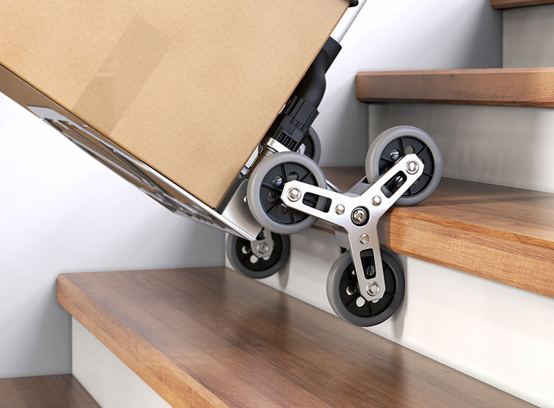 Brandson Treppenroller mit einem großen Karton, ausgestattet mit stabilen Rollen und einem robusten Gestell, ideal für den Transport von Lasten.
