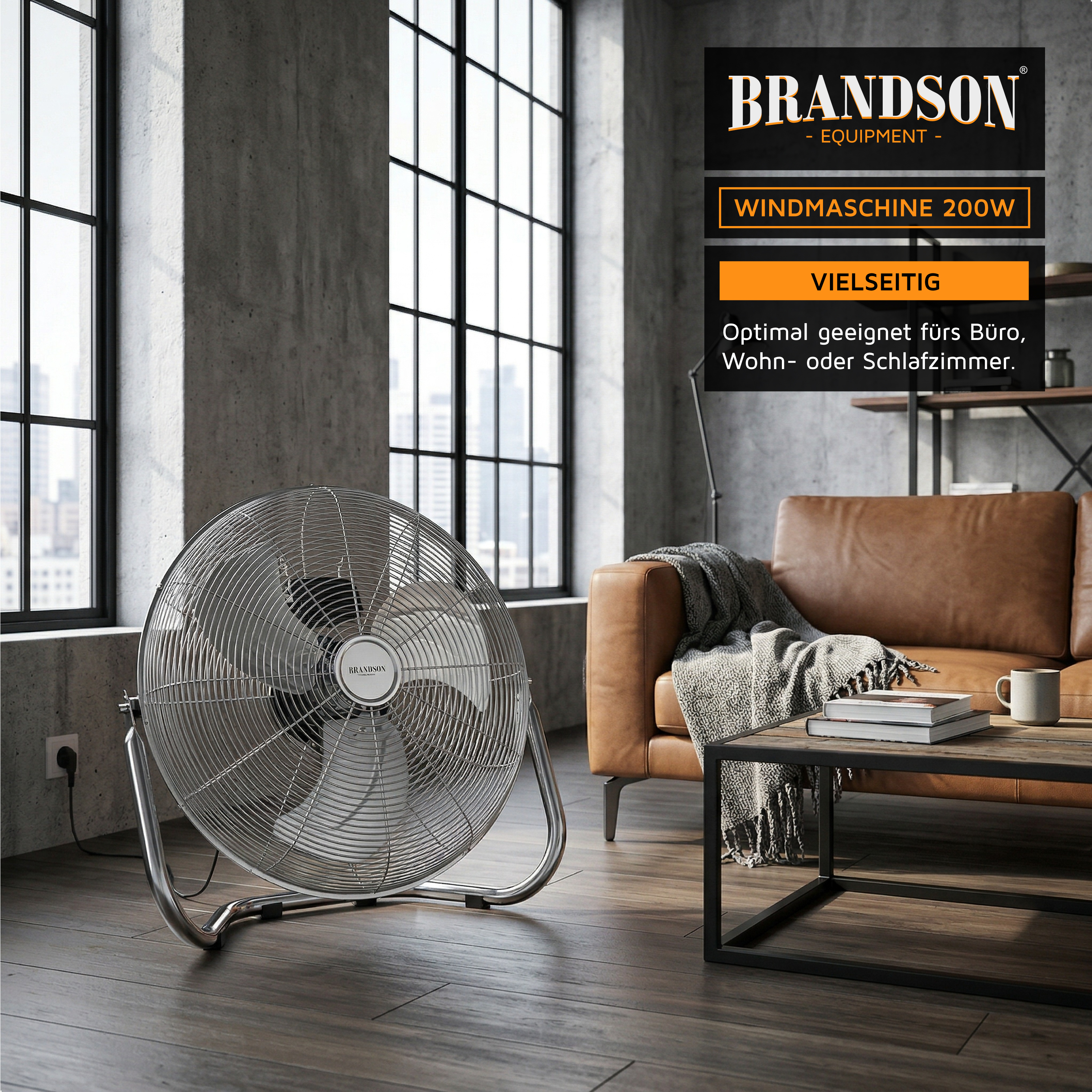 Brandson-Windmaschine mit Metallic-Finish und stabilem Ständer, positioniert in einem modernen Wohnzimmer neben einem braunen Ledersofa.