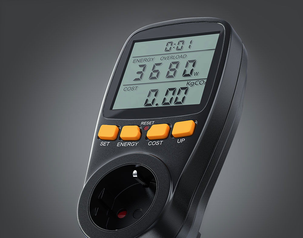 Brandson Energiemessgerät mit digitalem Display, schwarzem Gehäuse und orangefarbenen Tasten zur Anzeige von Energieverbrauch und Kosten.