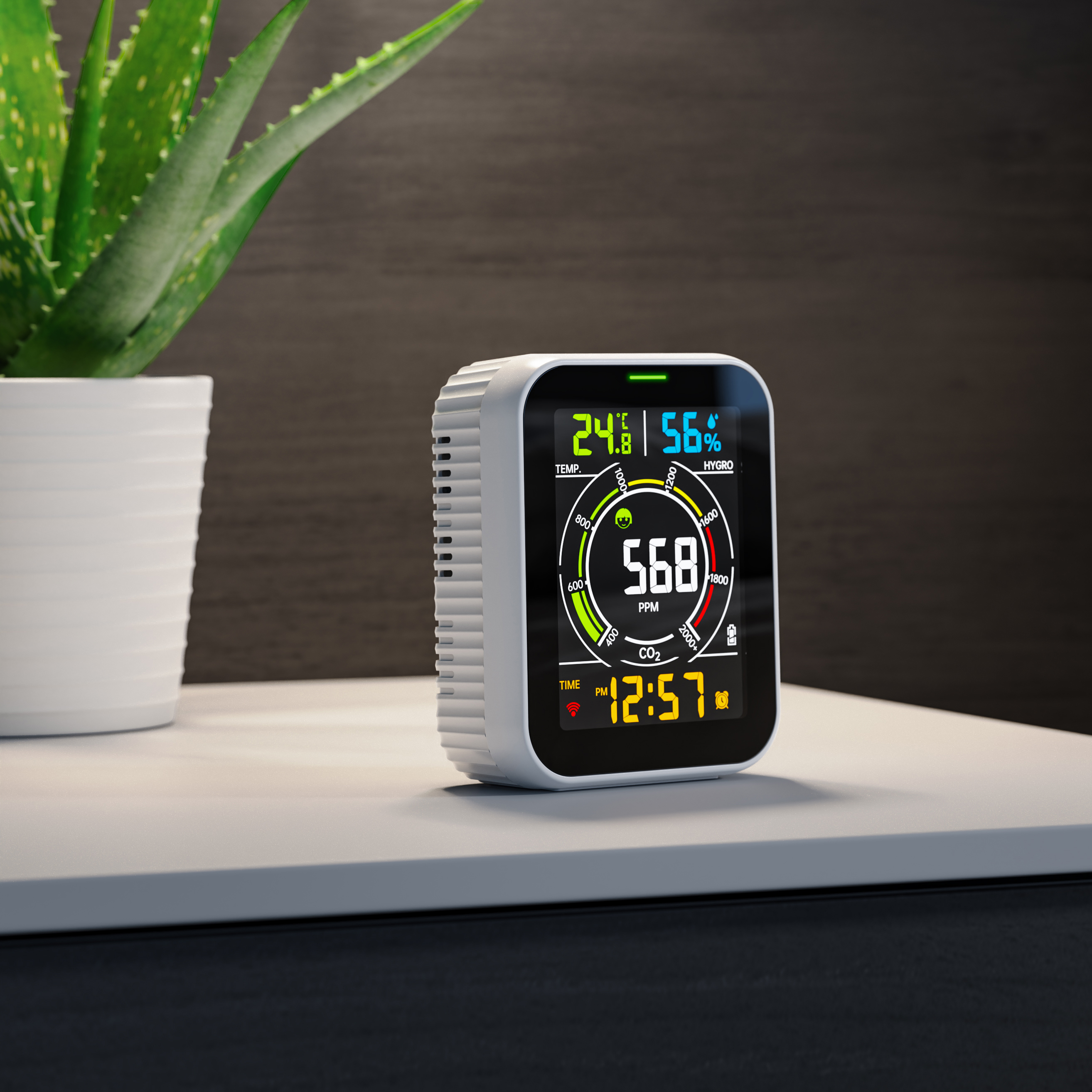 Brandson Luftqualitätsmonitor in Weiß mit digitalem Display, zeigt Temperatur, Luftfeuchtigkeit und CO2-Werte an, auf einem Tisch neben einer Pflanze.