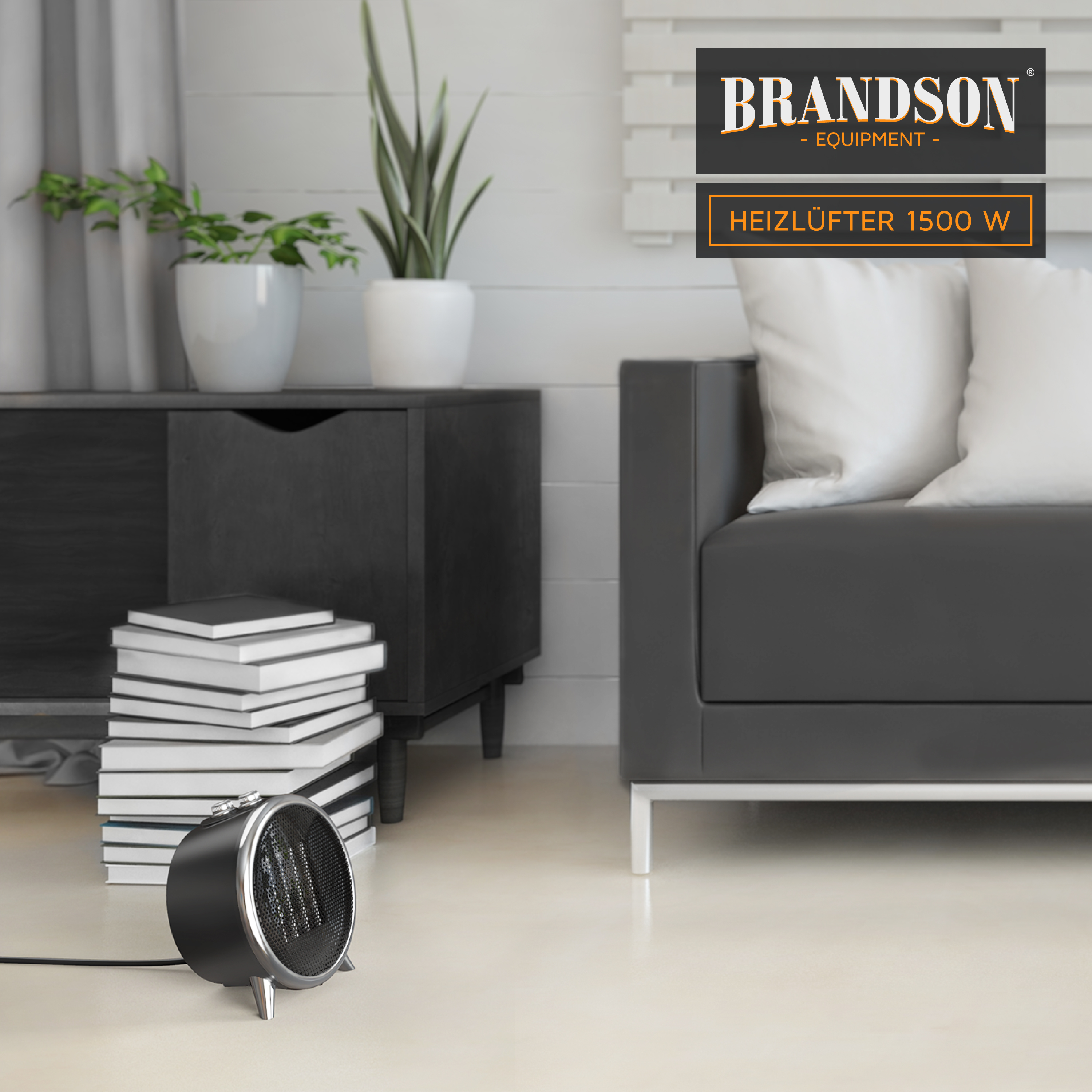 Brandson Heizlüfter in Schwarz mit silbernem Rahmen, auf dem Boden neben einem Sofa und einem Tisch mit Pflanzen und Büchern.