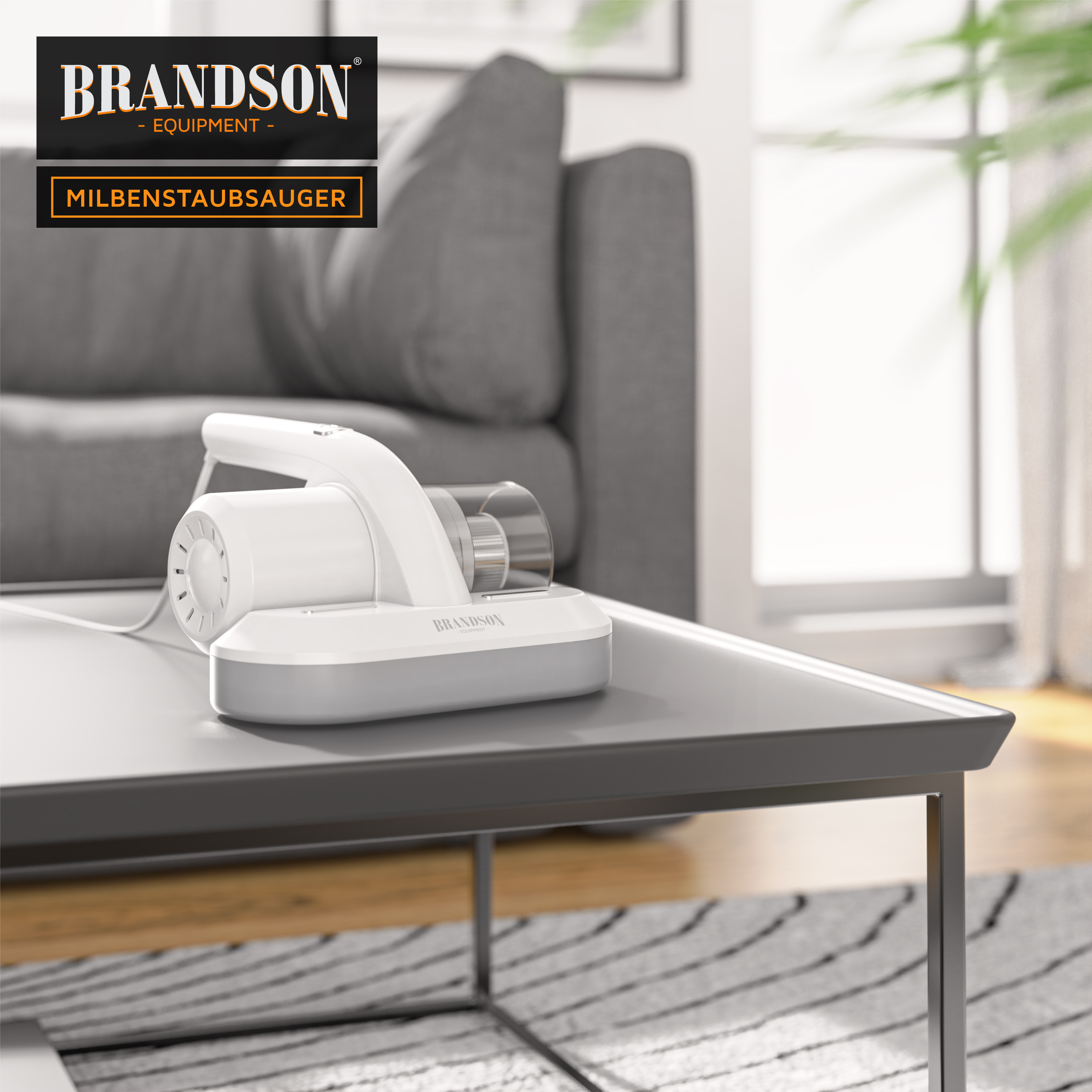 Brandson Milbenstaubsauger in Weiß mit transparentem Behälter, auf einem Tisch in einem modernen Wohnraum platziert.