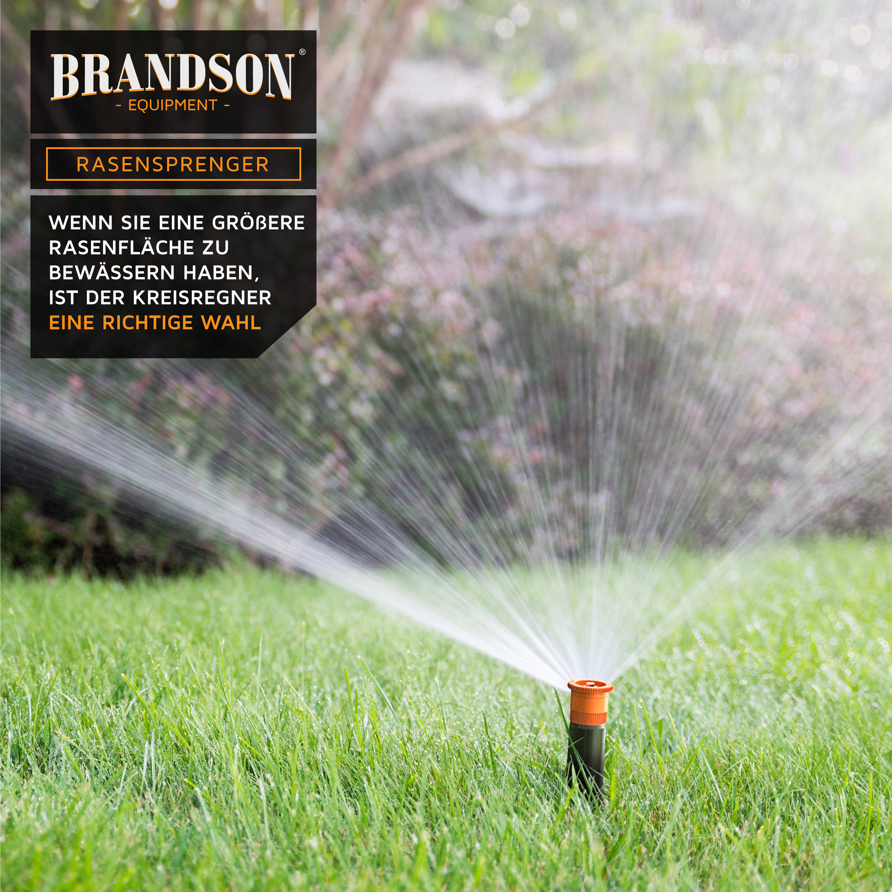 Brandson Rasensprenger mit orangefarbenem Kopf, der gleichmäßig Wasser auf eine große Rasenfläche sprüht, im Garten platziert.