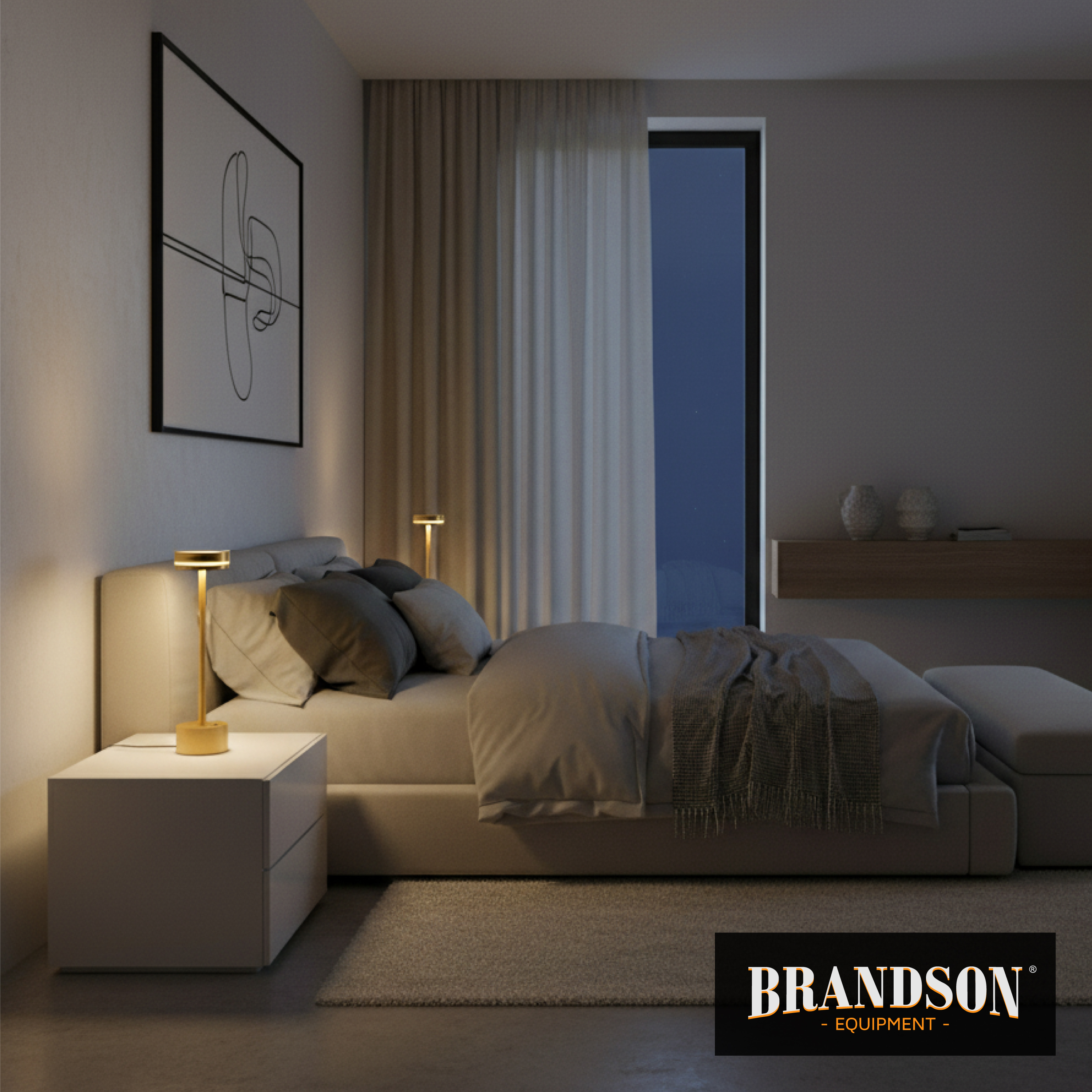 Brandson-Schlafzimmerszene mit einem ordentlich gemachten Bett mit grauer Bettwäsche, dekorativen Kissen und stilvollen Nachttischlampen.