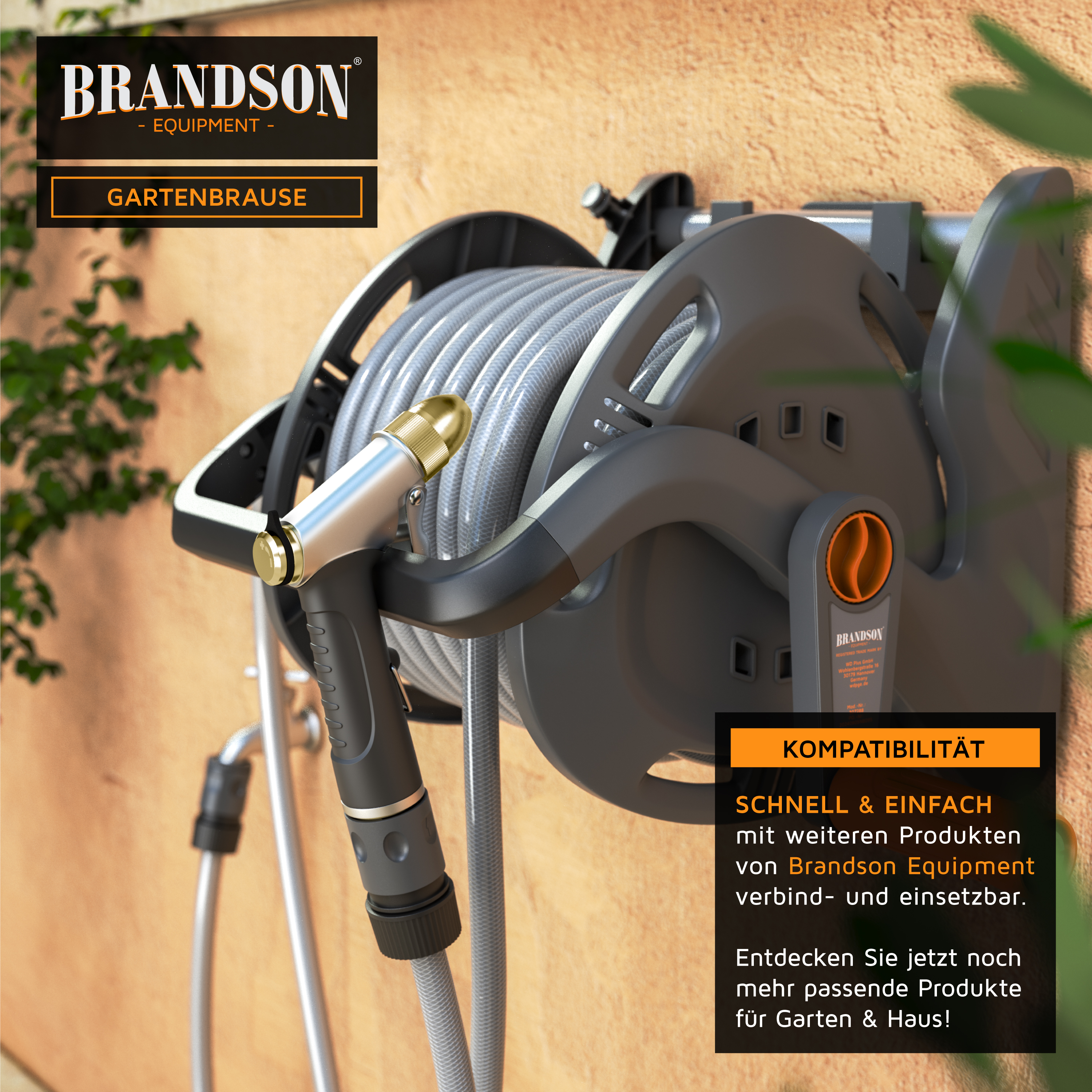 Gartenschlauchtrommel von Brandson mit grauem Gehäuse, integriertem Schlauch und silberner Sprühdüse, montiert an einer Wand mit einer Pflanze im Hintergrund.
