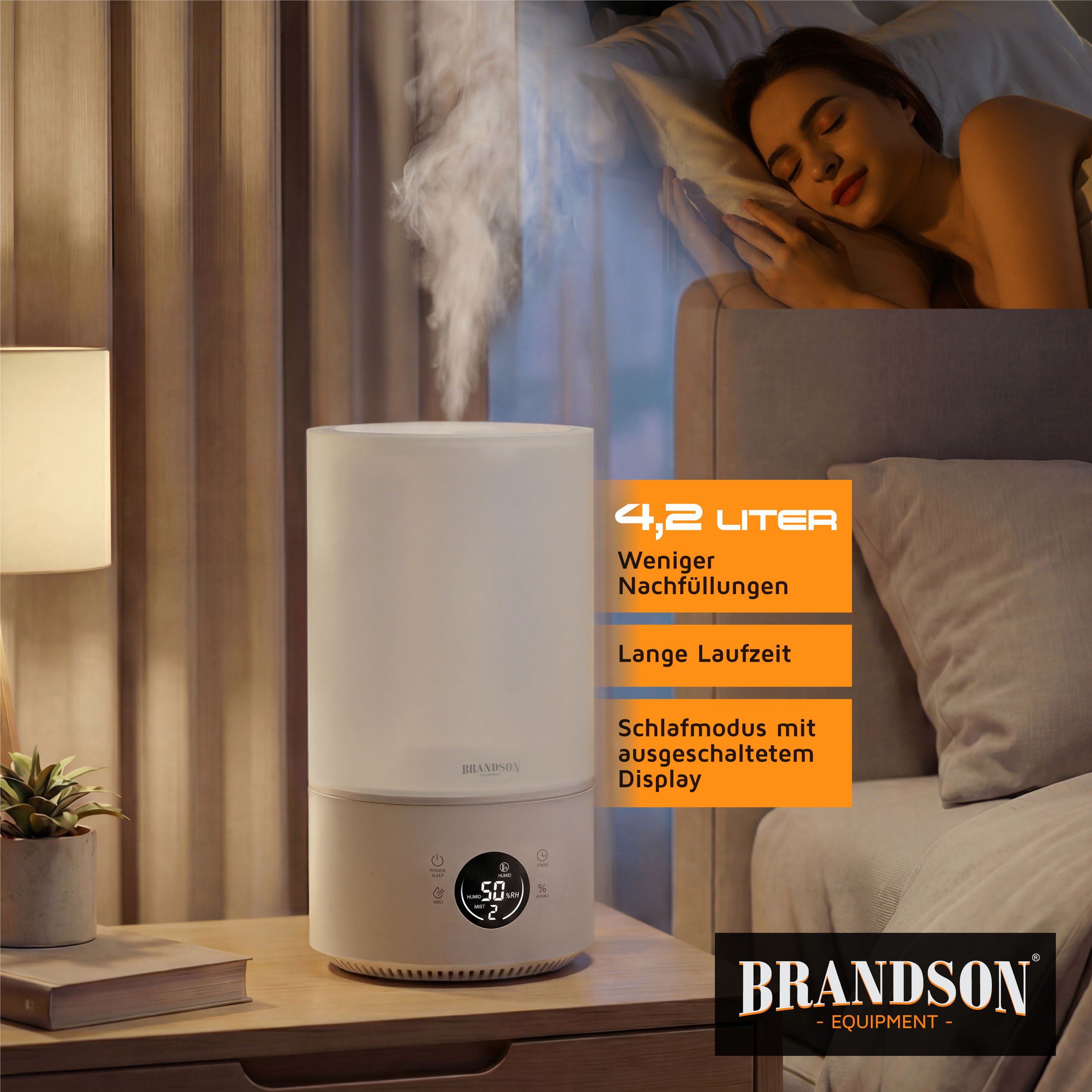 Brandson Luftbefeuchter mit transparentem Wassertank, digitalem Display und Bedienfeld, in einem modernen Schlafzimmer platziert.