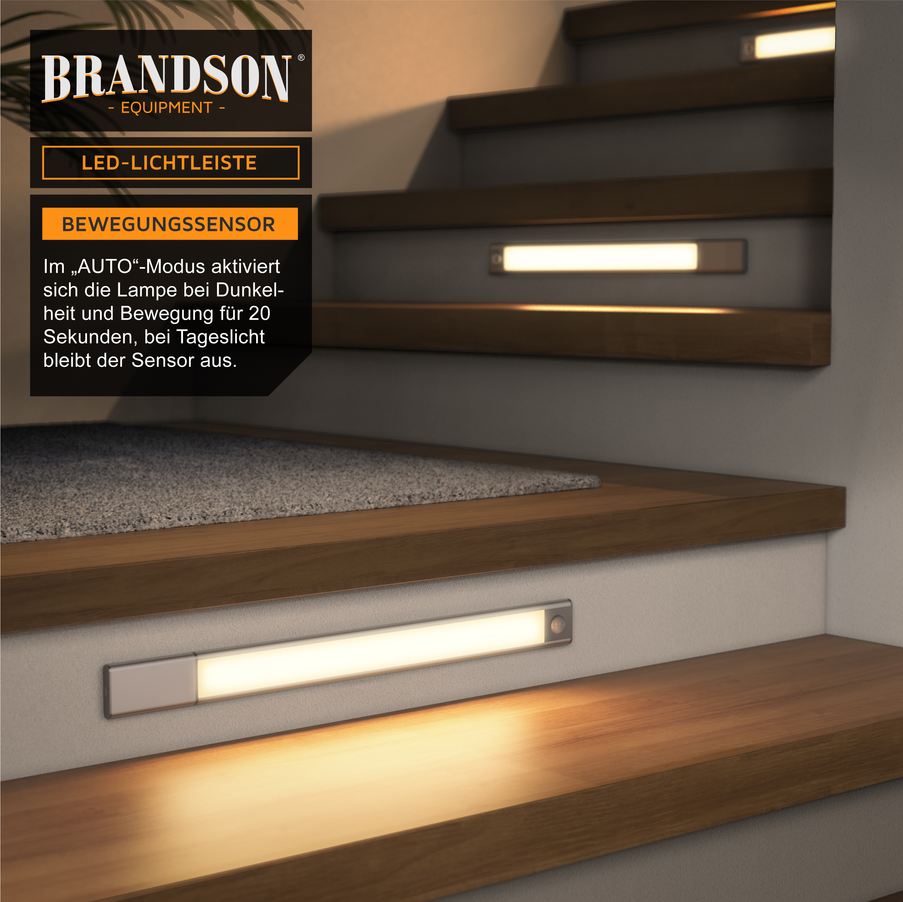Brandson LED-Lichtleiste mit Bewegungssensor, montiert an einer Treppe, in einem modernen Design mit warmem Licht.