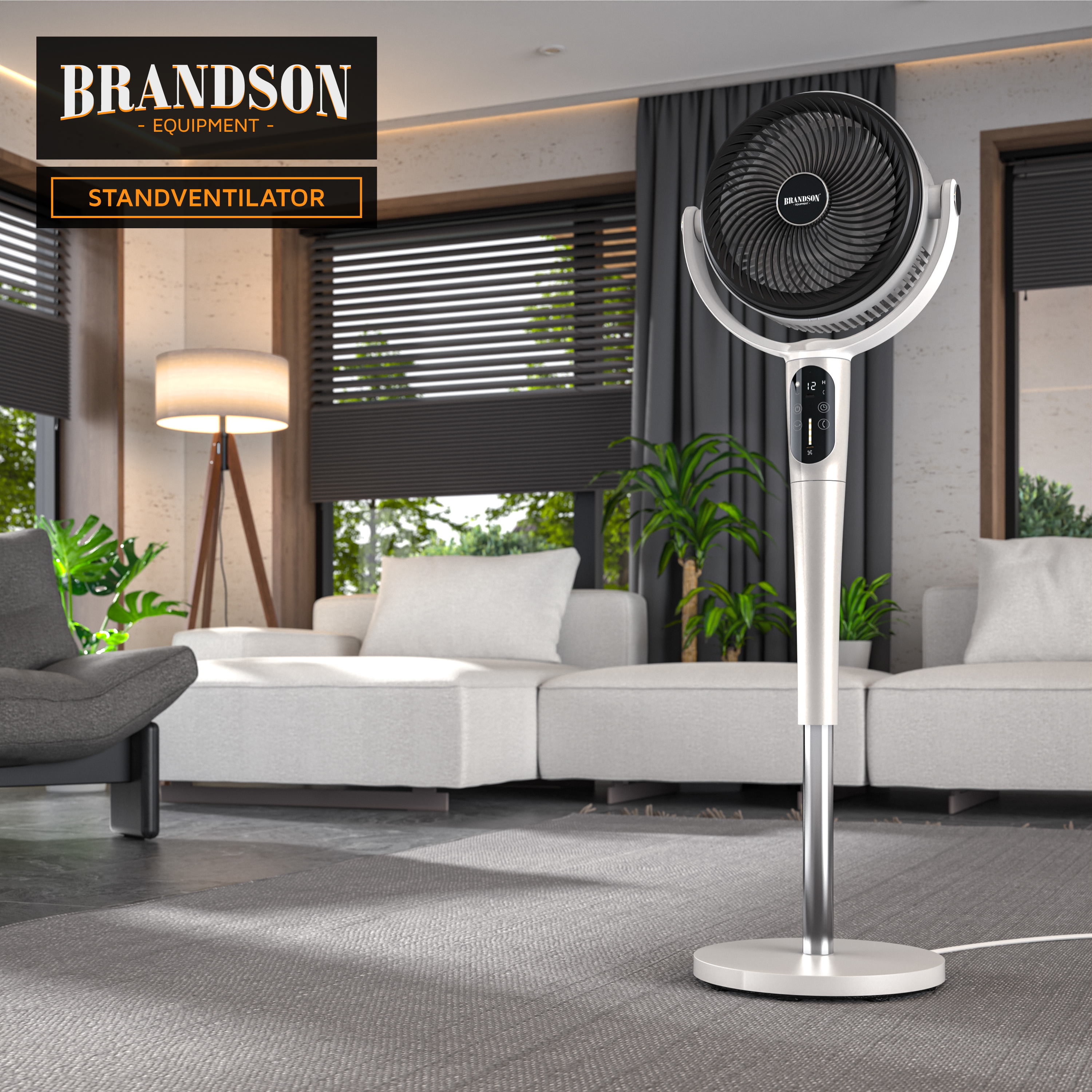 Brandson Standventilator mit schlankem Design, silberner Oberfläche, Bedienfeld und Fernbedienung im modernen Wohnraum.