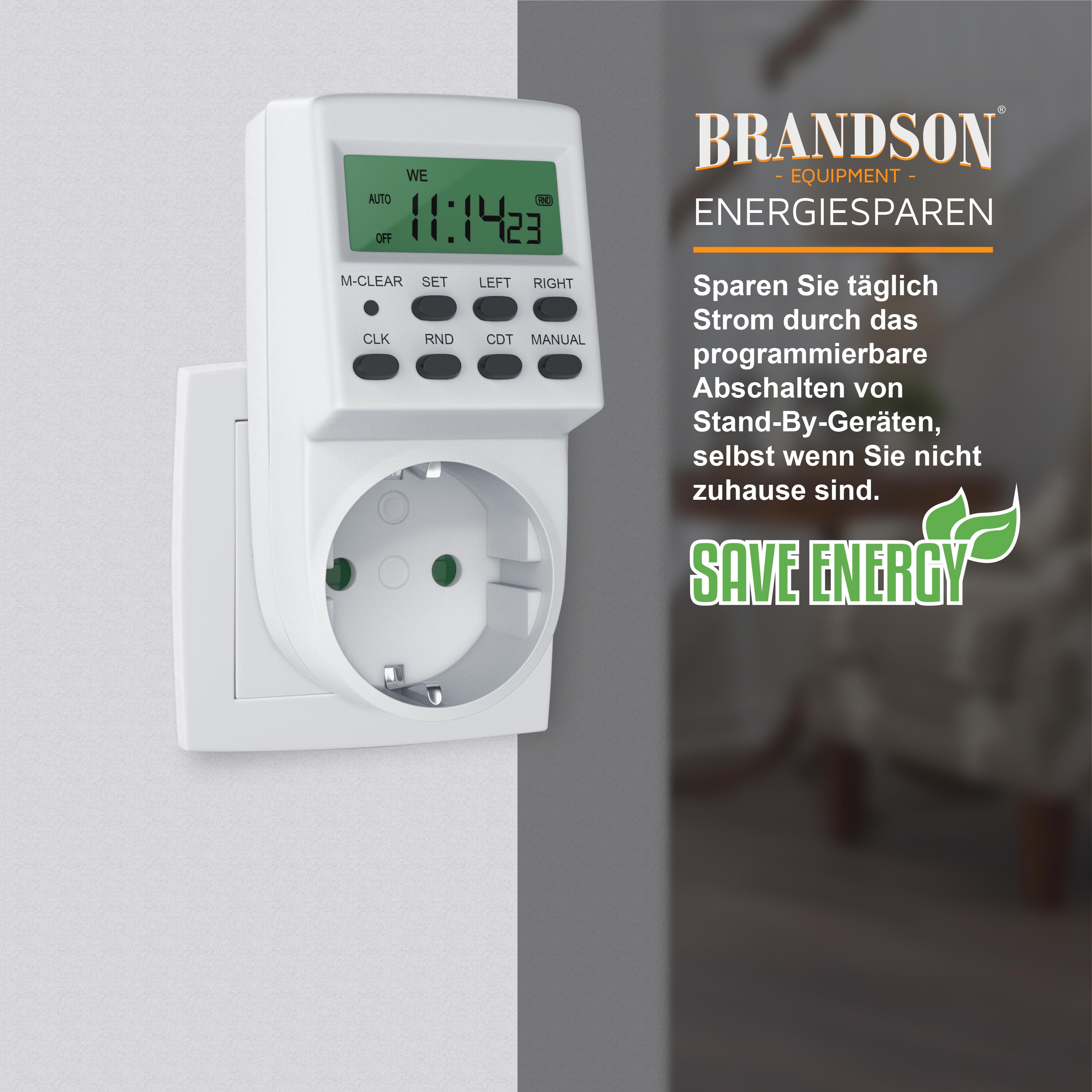Brandson programmierbare Steckdose mit digitalem Display und Tasten zur Zeiteinstellung, in weißer Farbe, an einer Wandsteckdose montiert.