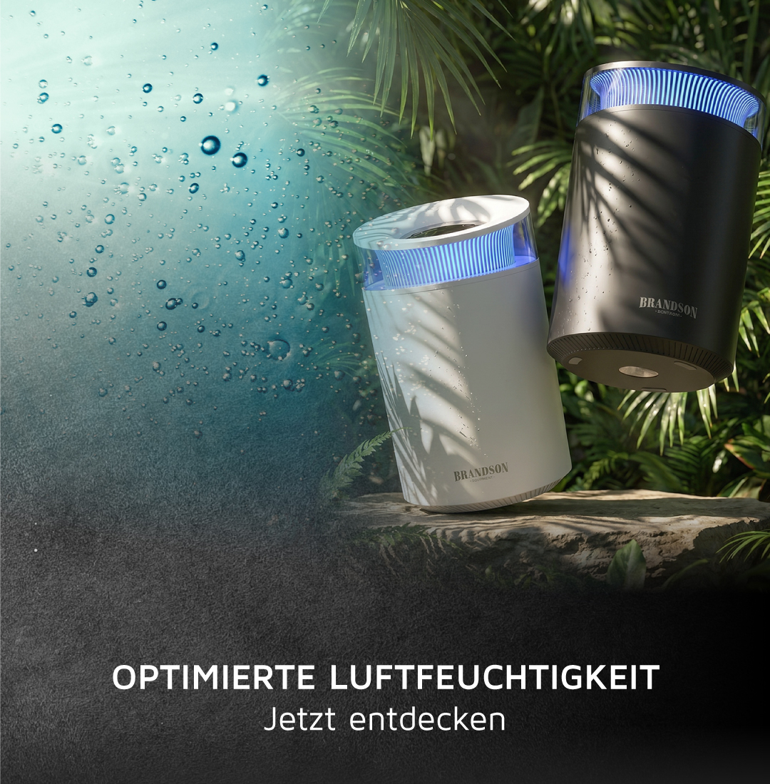 Brandson Luftbefeuchter in Schwarz und Weiß mit blauer LED-Beleuchtung, auf einer Steinoberfläche zwischen Pflanzen platziert.