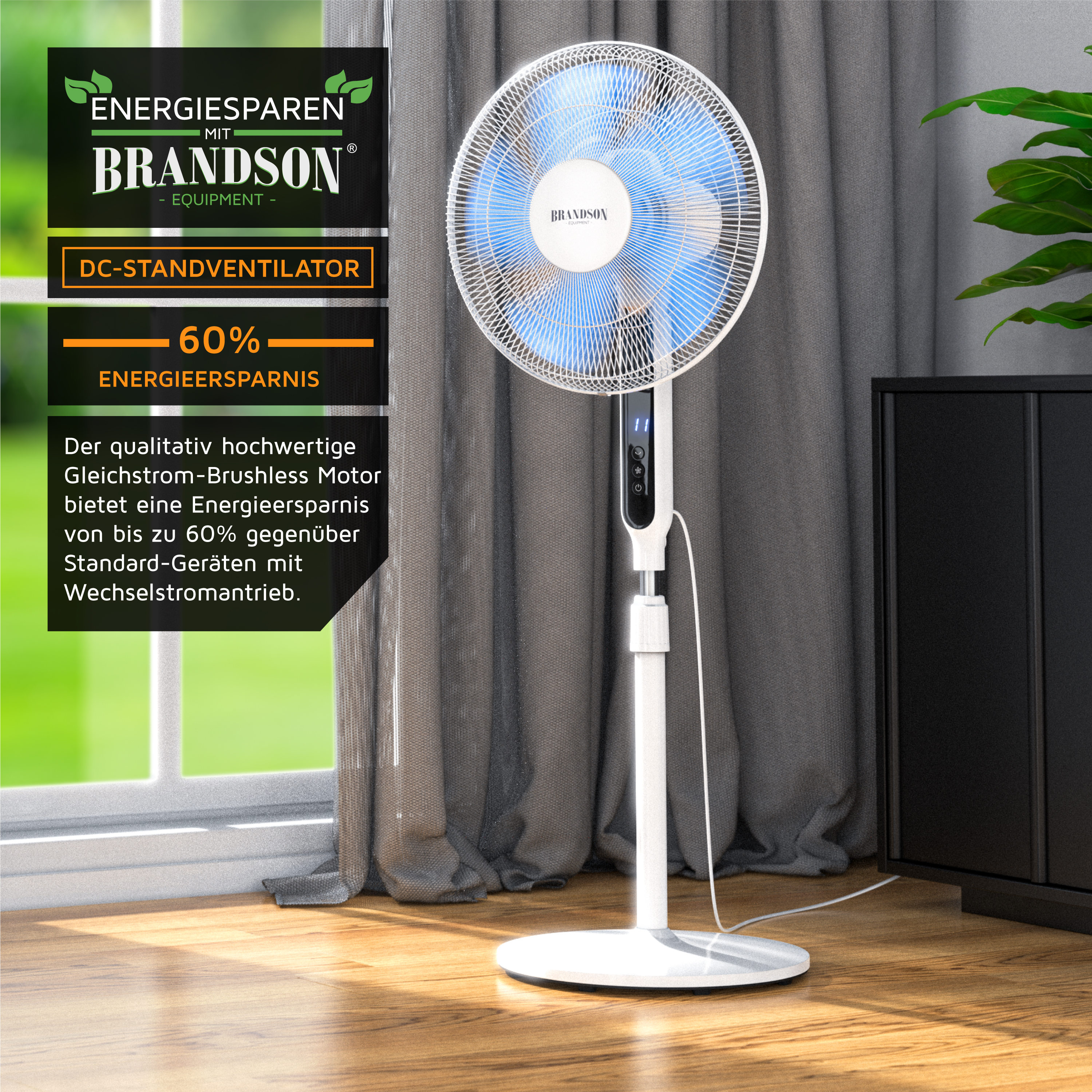 Brandson DC-Standventilator mit elegantem weißem Design, digitalem Bedienfeld und stabilem Sockel, platziert in der Nähe eines Fensters.