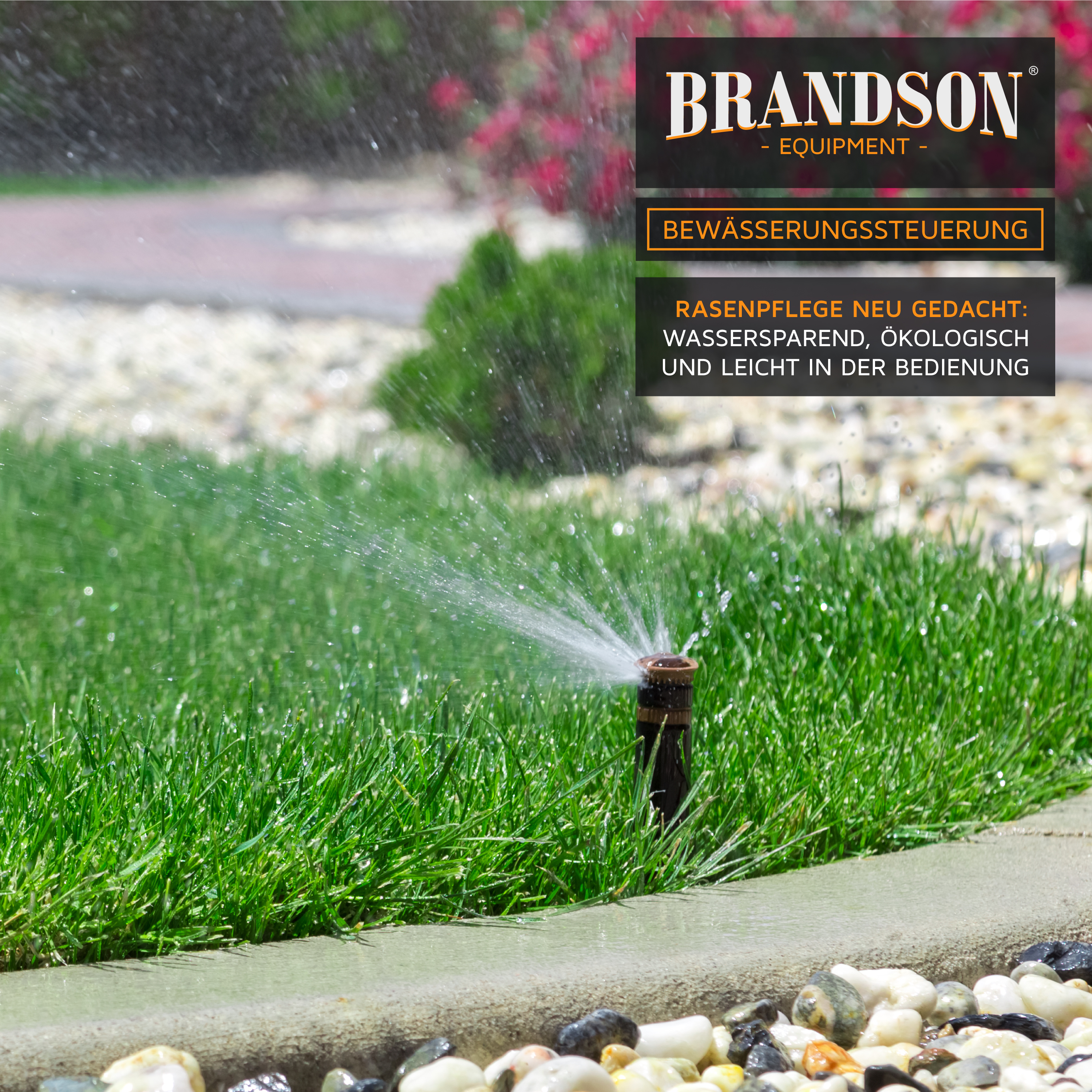 Brandson Bewässerungssteuerung mit Sprinkler auf grünem Rasen, sprühend Wasser in einem Gartenbereich.