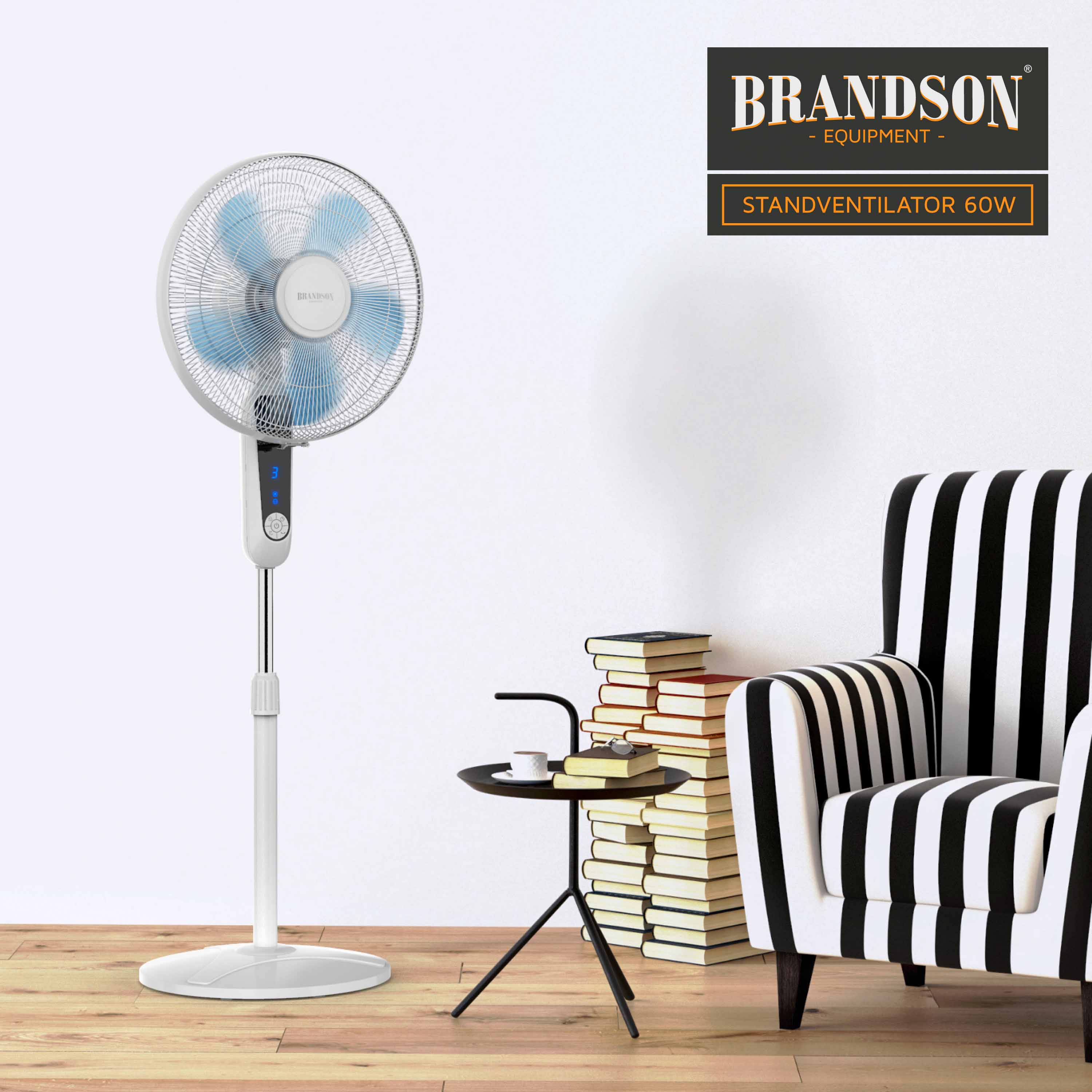 Brandson Standventilator mit elegantem weißem Design, einstellbarer Höhe und digitalem Bedienfeld, platziert in einer gemütlichen Wohnzimmeratmosphäre.