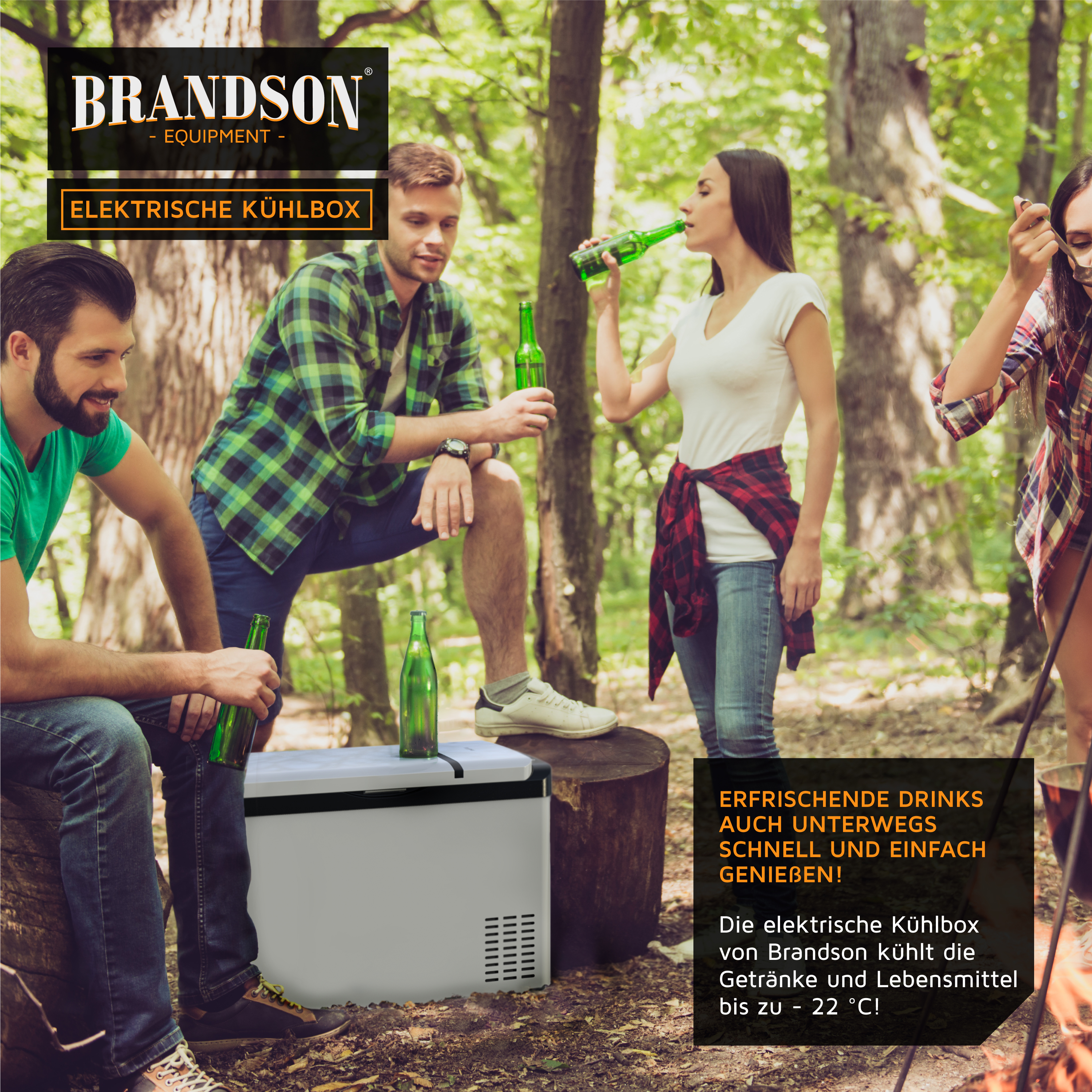 Elektrische Kühlbox von Brandson in einer Waldumgebung mit elegantem Design und Deckel, umgeben von Freunden, die Getränke genießen.