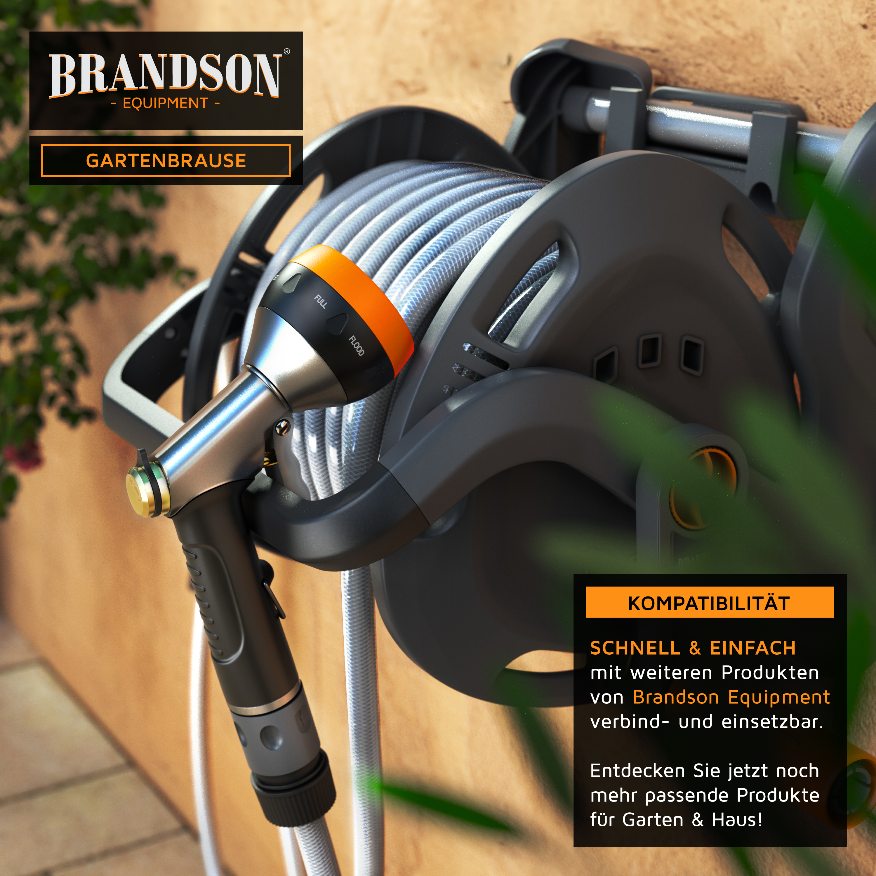 Brandson-Gartenschlauch mit Düse, grauer Spule und orangefarbenen Akzenten, an der Wand montiert mit sichtbarem Schlauch.
