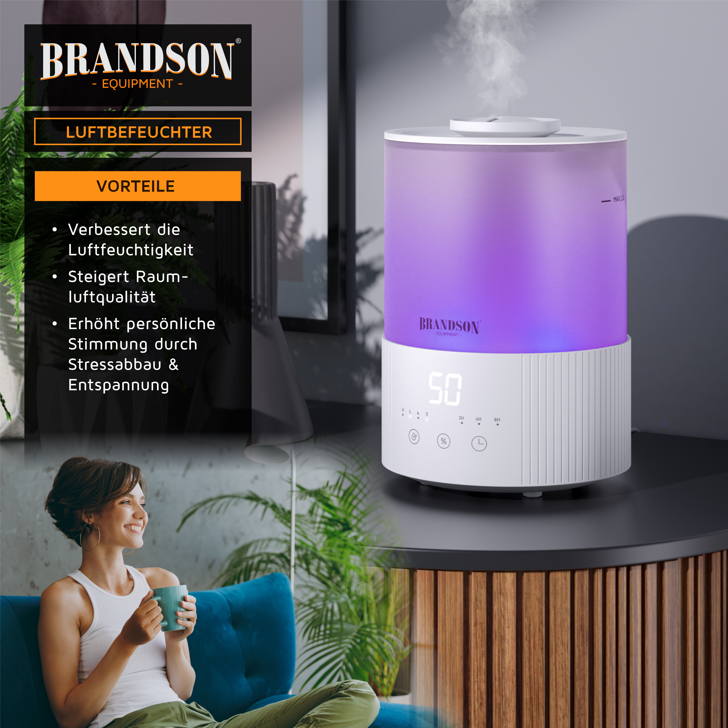 Brandson Luftbefeuchter in runder Form mit lila beleuchtetem Wassertank und digitalem Display, auf einem Tisch neben einer entspannten Person.