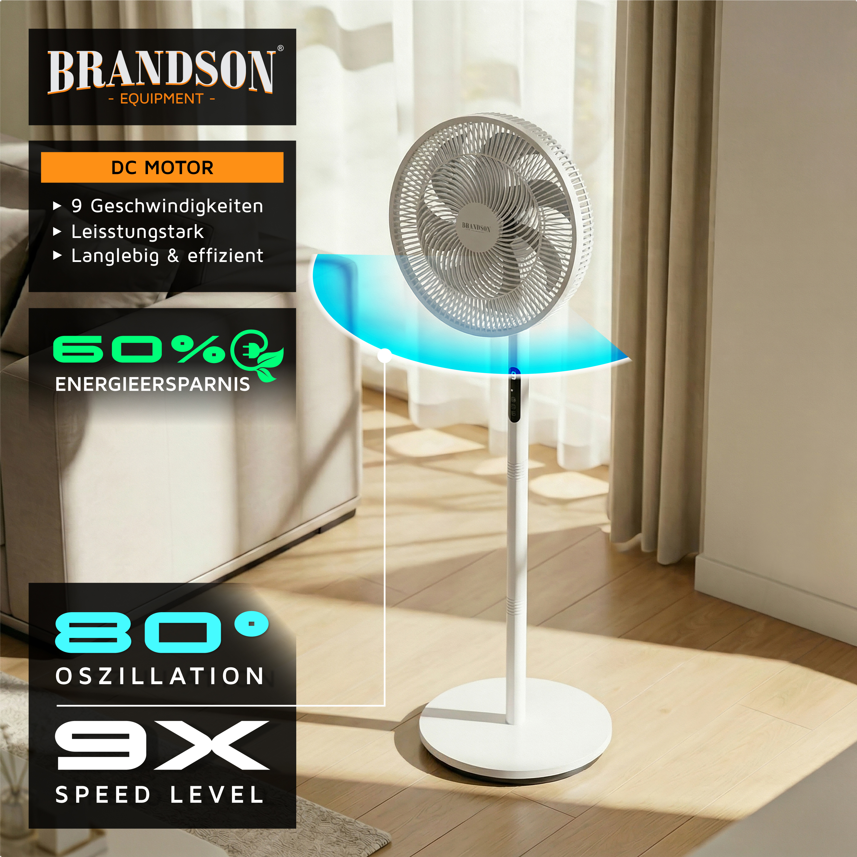 Brandson Standventilator mit elegantem weißem Design, Fernbedienung und einstellbarer Höhe, platziert in einem hellen Wohnzimmer.