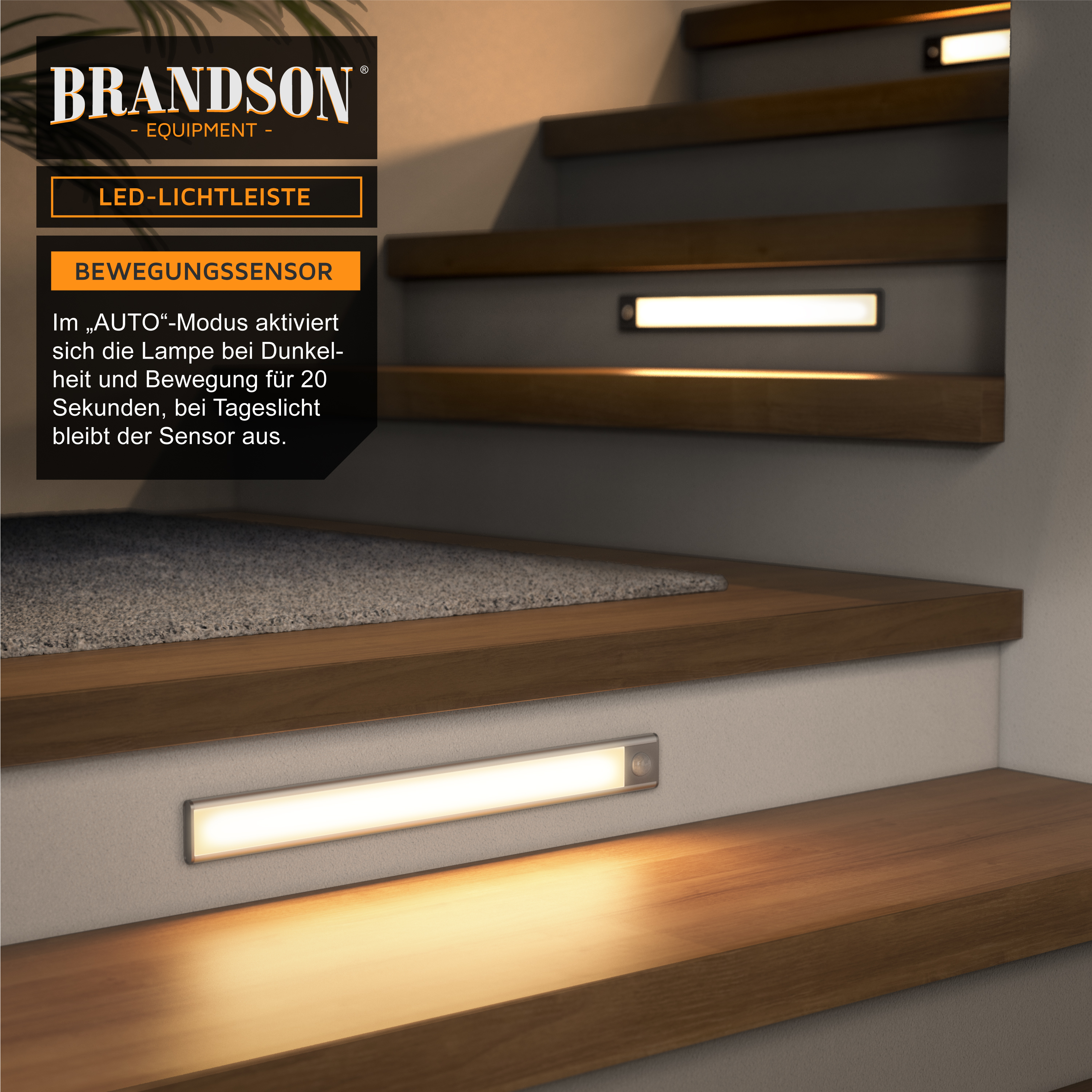 Brandson LED-Lichtleiste mit Bewegungssensor, montiert an Treppenstufen, in neutralem Design und warmem Licht.