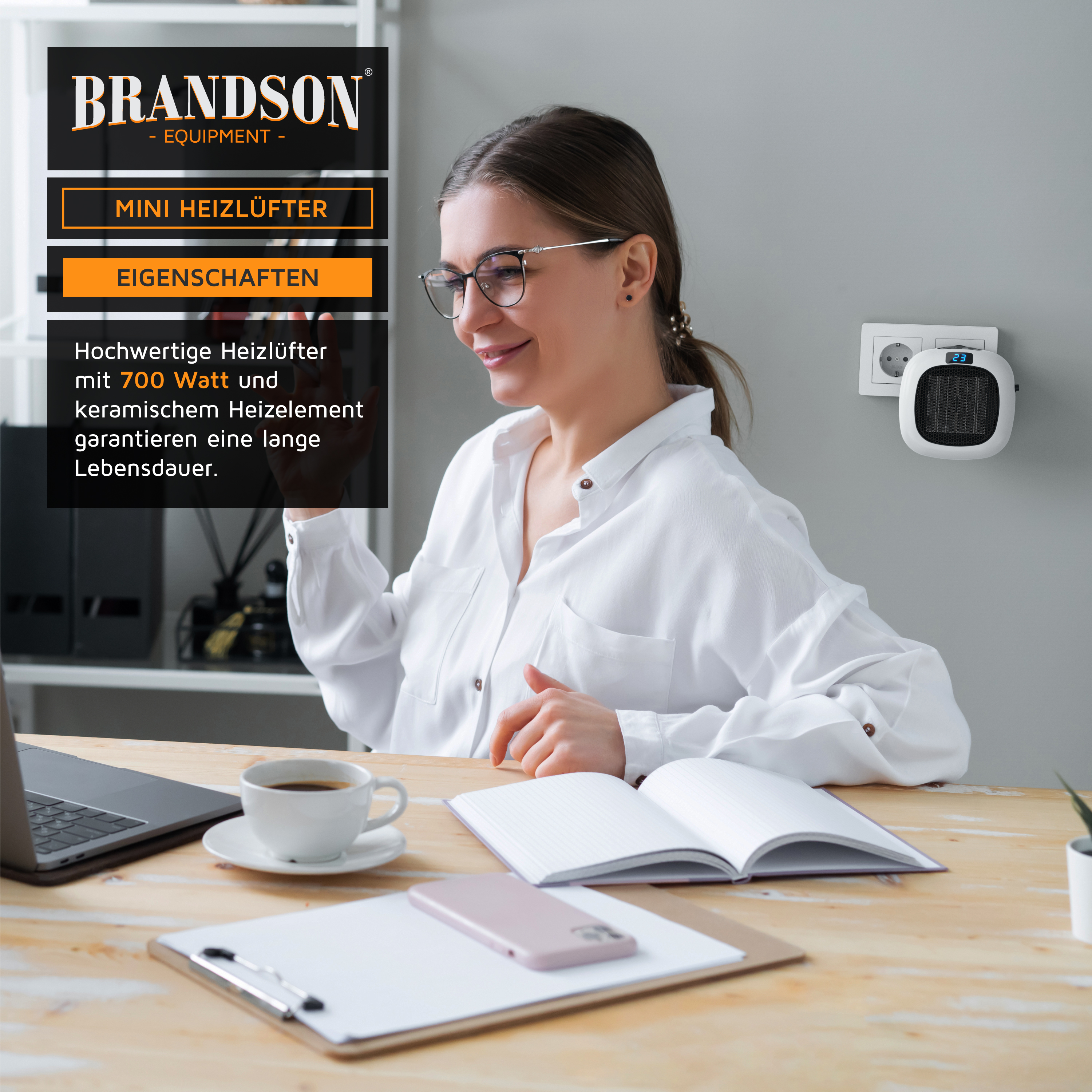 Brandson Mini-Heizgerät in Weiß, kompaktes Design, an der Wand montiert, verwendet in einer Heimbüroumgebung mit einer lächelnden Frau.