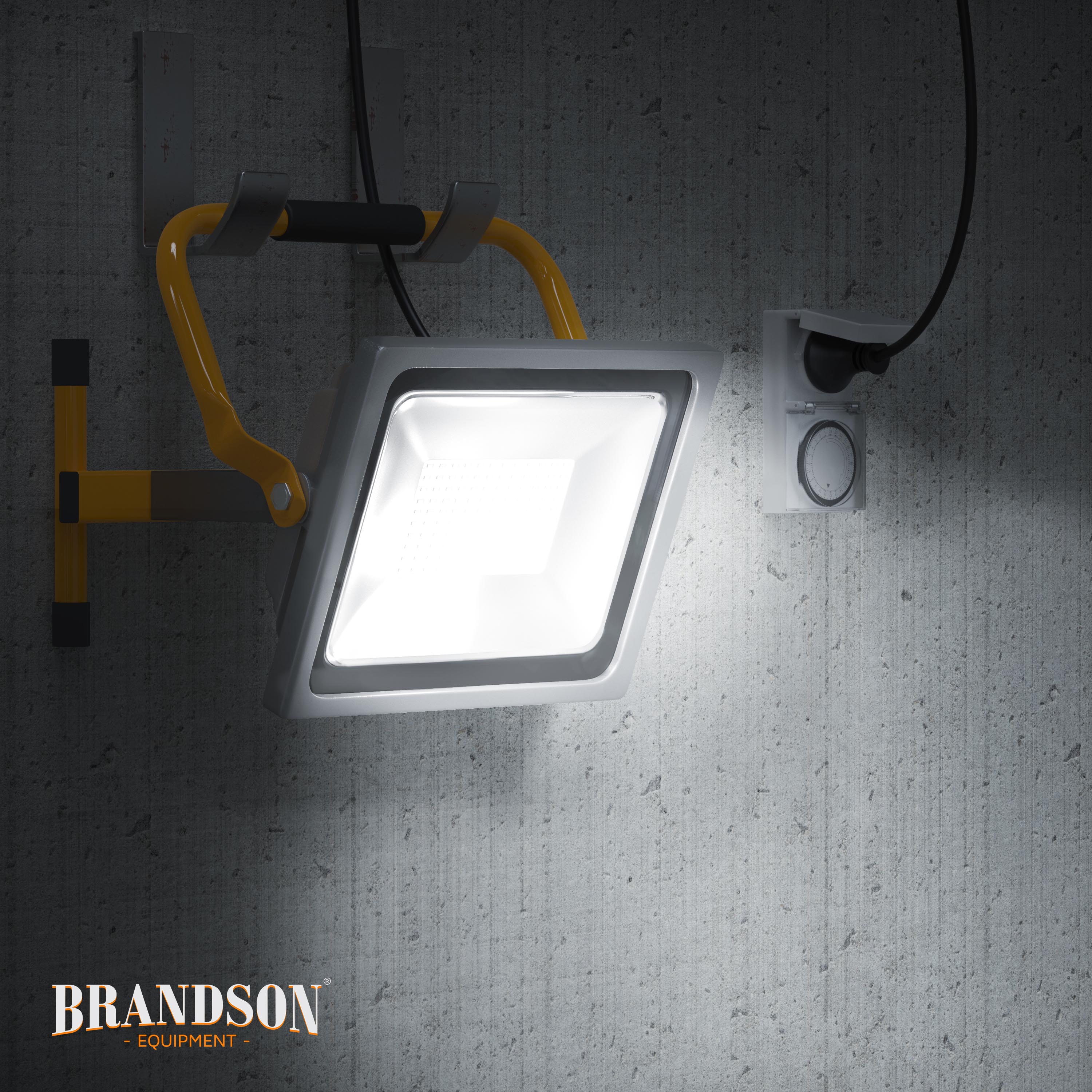 Brandson LED-Arbeitsleuchte mit quadratischer Form, weißem Gehäuse und gelben Halterungen, an einer Wand montiert.