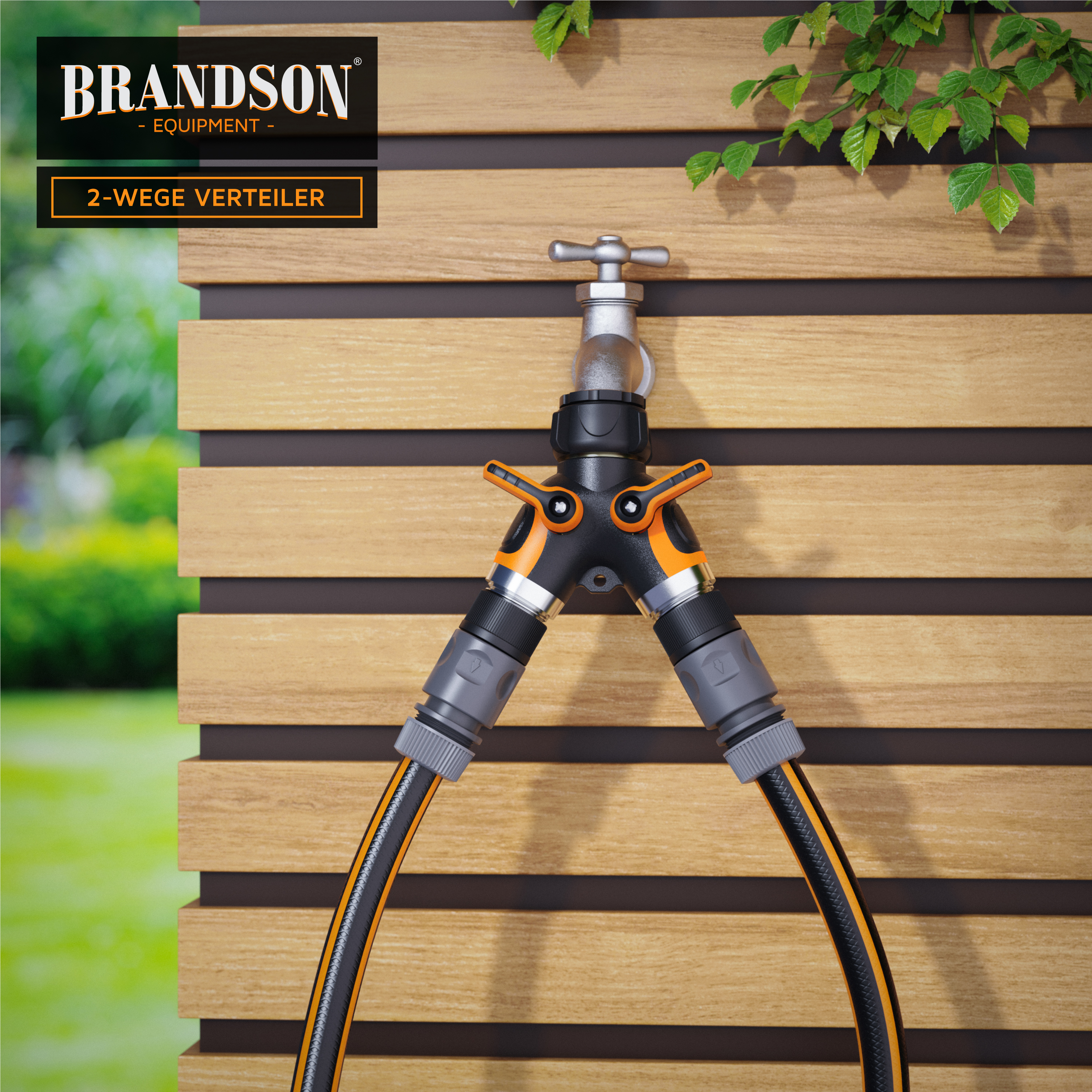 Brandson 2-Wege-Verteiler mit zwei Ausgängen, schwarzem und orangefarbenem Design, an einem Holzzaun montiert.
