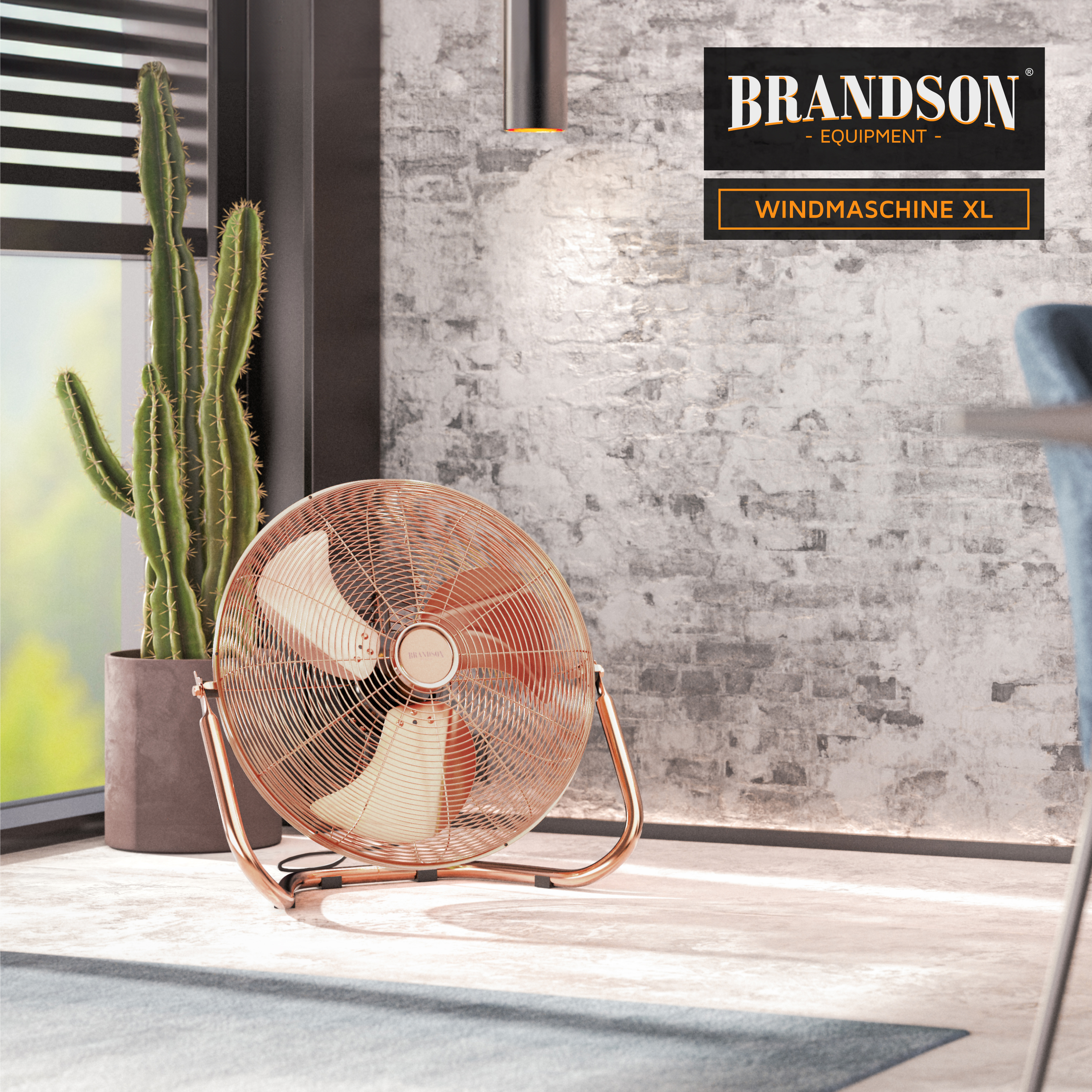 Brandson Windmaschine XL in Kupferfarbe mit stabiler Metallkonstruktion, auf einem hellen Boden, neben einem großen Kaktus.