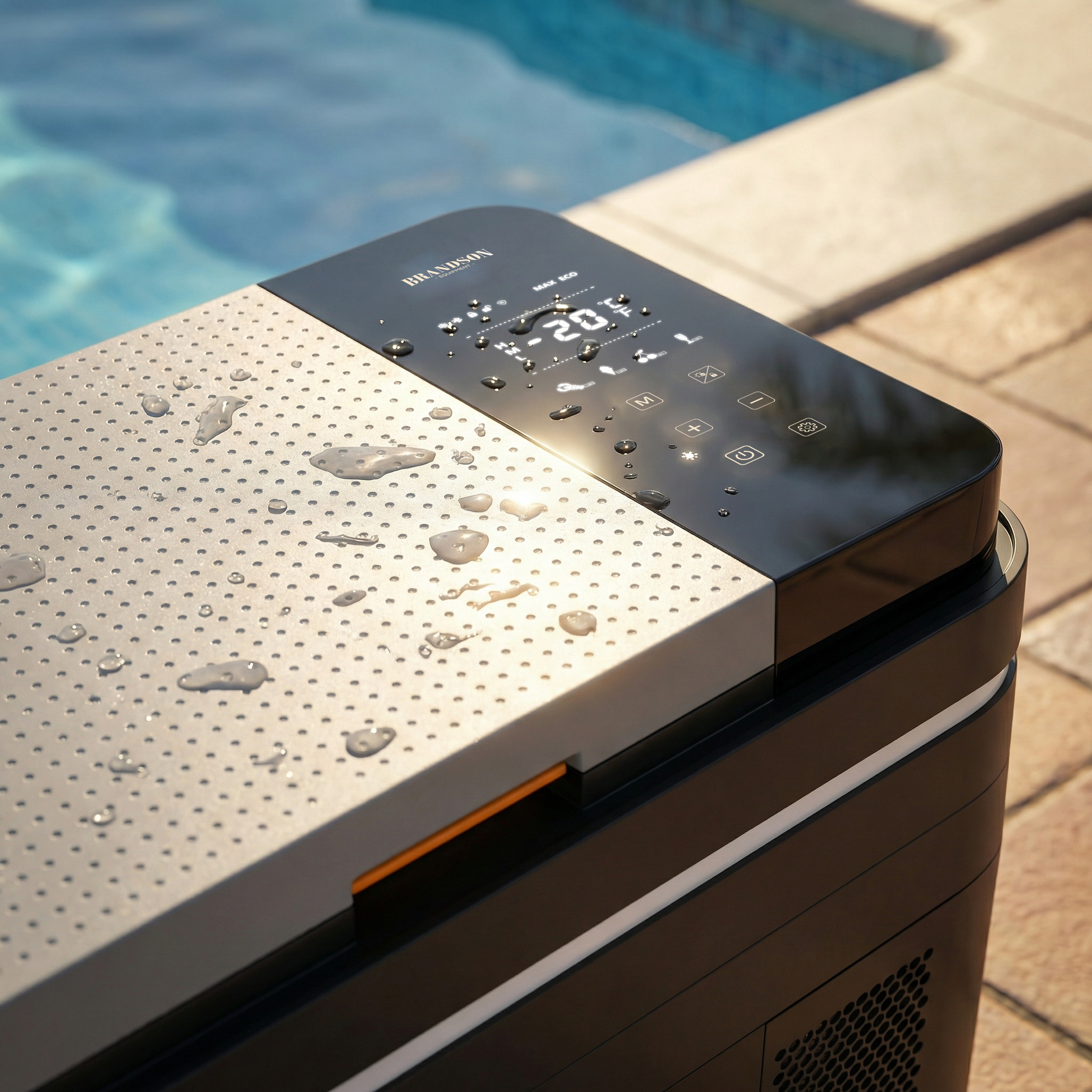 Brandson mobile Kühlbox mit wasserdichtem Bedienfeld, silberner Oberfläche und digitalem Display, platziert am Poolrand.