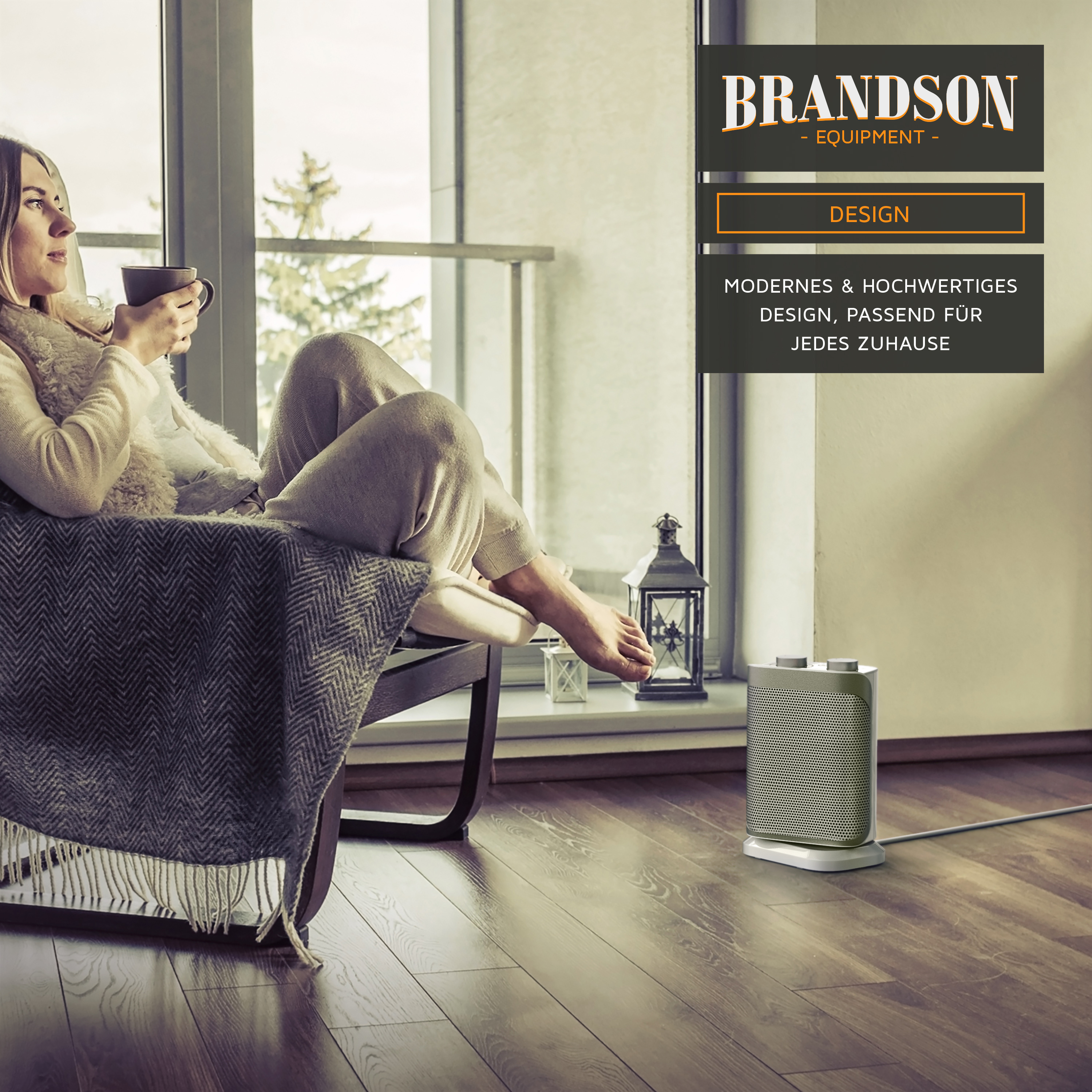 Brandson Heizlüfter im modernen Design mit silberner Oberfläche, auf einem Holzfußboden neben einer Person, die entspannt sitzt.