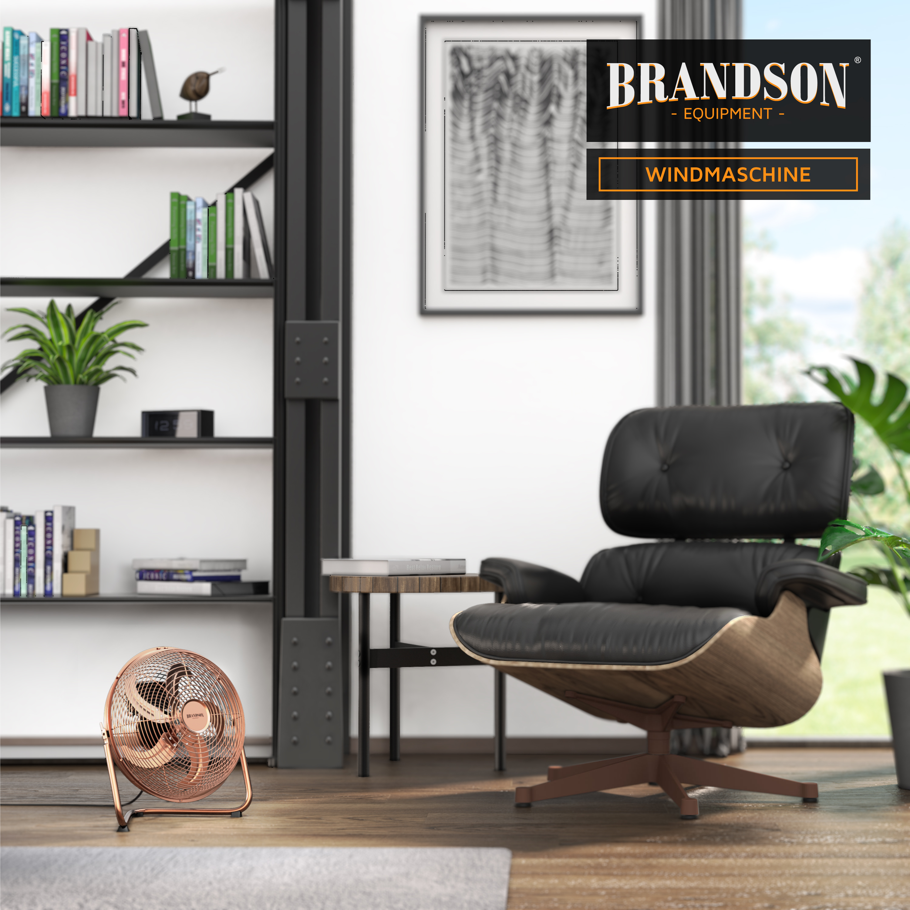 Brandson Windmaschine in Kupferfarbe mit stabiler Standbasis, platziert neben einem modernen Sessel in einem stilvollen Wohnraum.