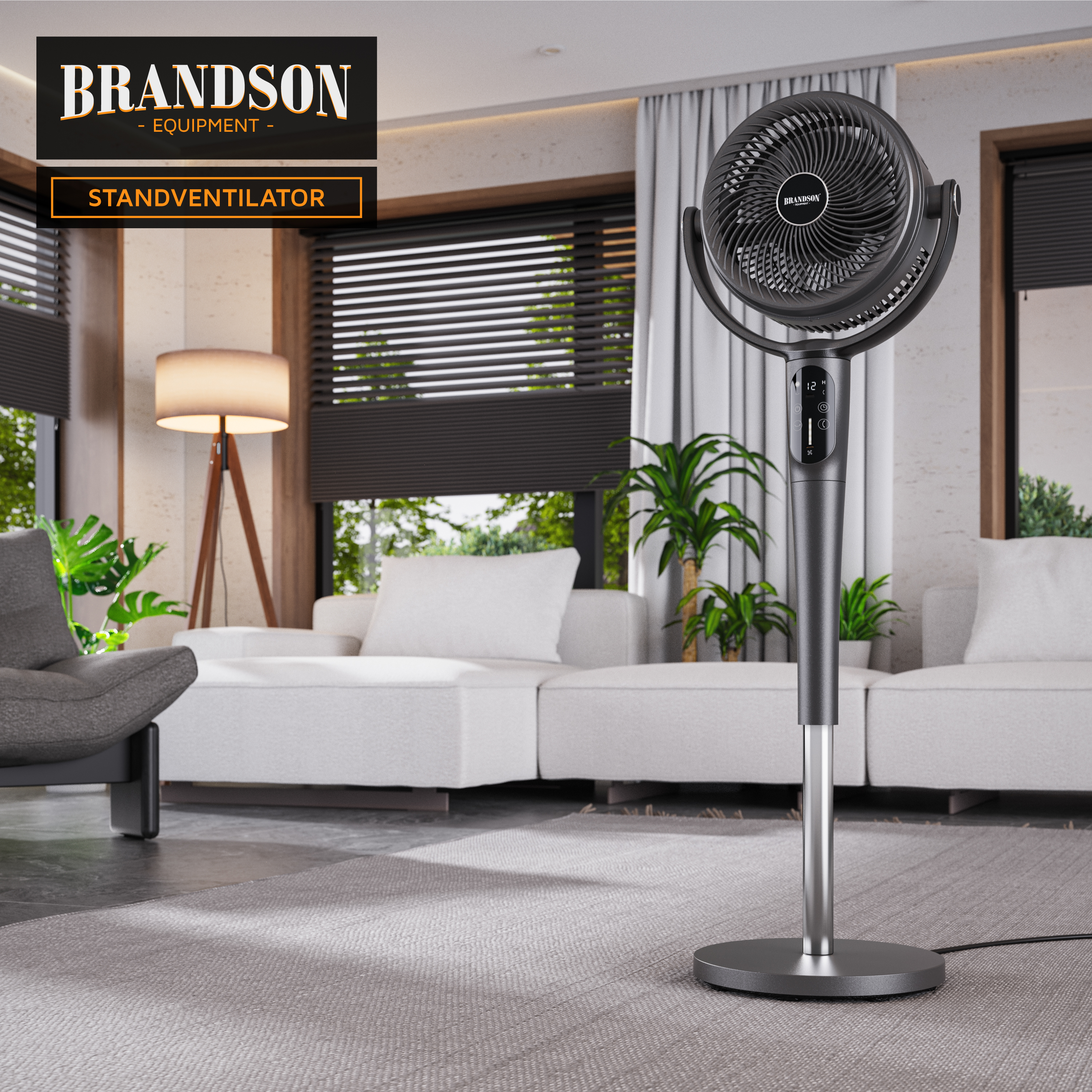 Standventilator von Brandson mit schlankem Design, silberner Farbe, Fernbedienung und Digitalanzeige in einem modernen Wohnzimmerambiente.