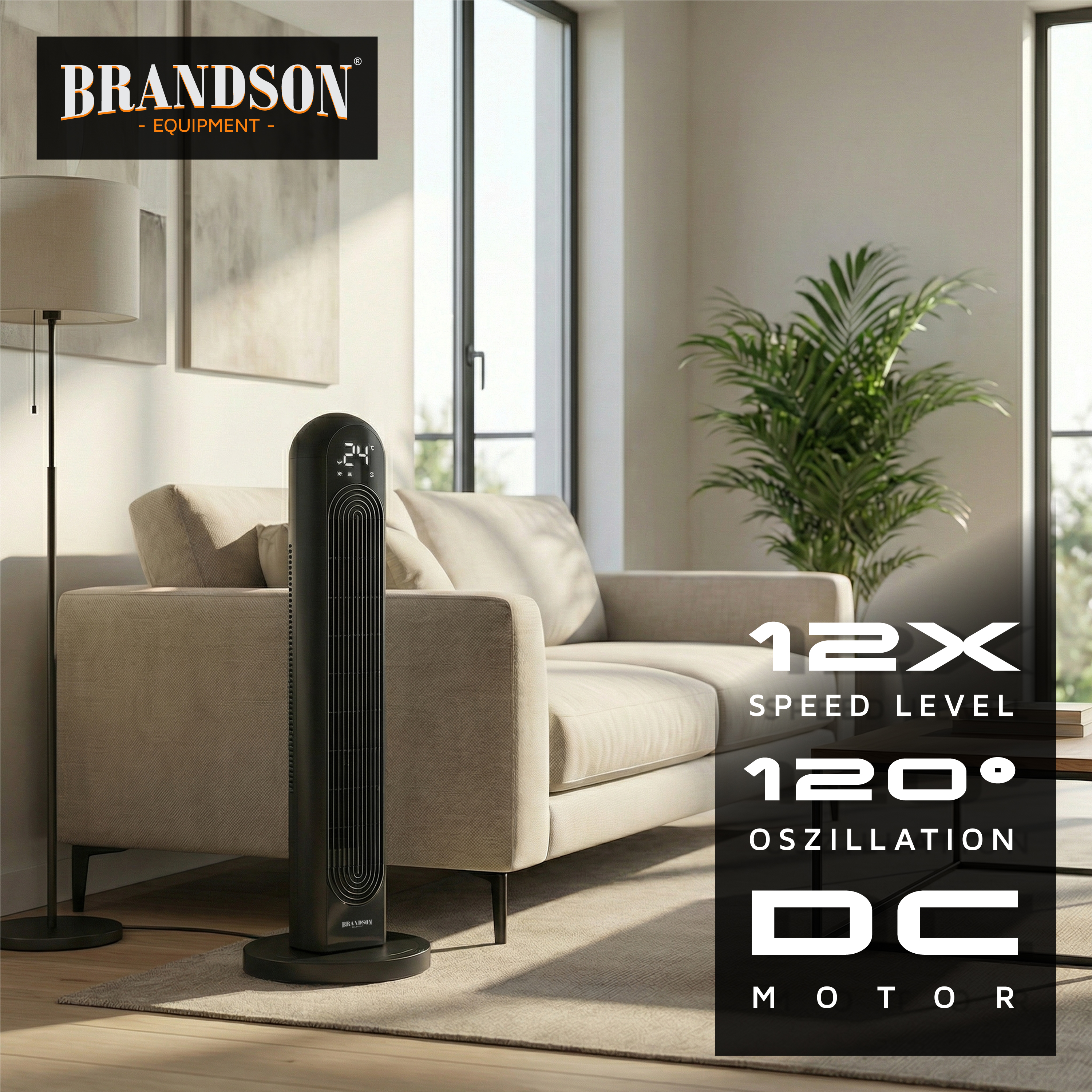 Brandson Turmventilator in Schwarz mit elegantem Design, Digitalanzeige und Fernbedienung, positioniert neben einem Sofa in einem hellen Wohnzimmer.