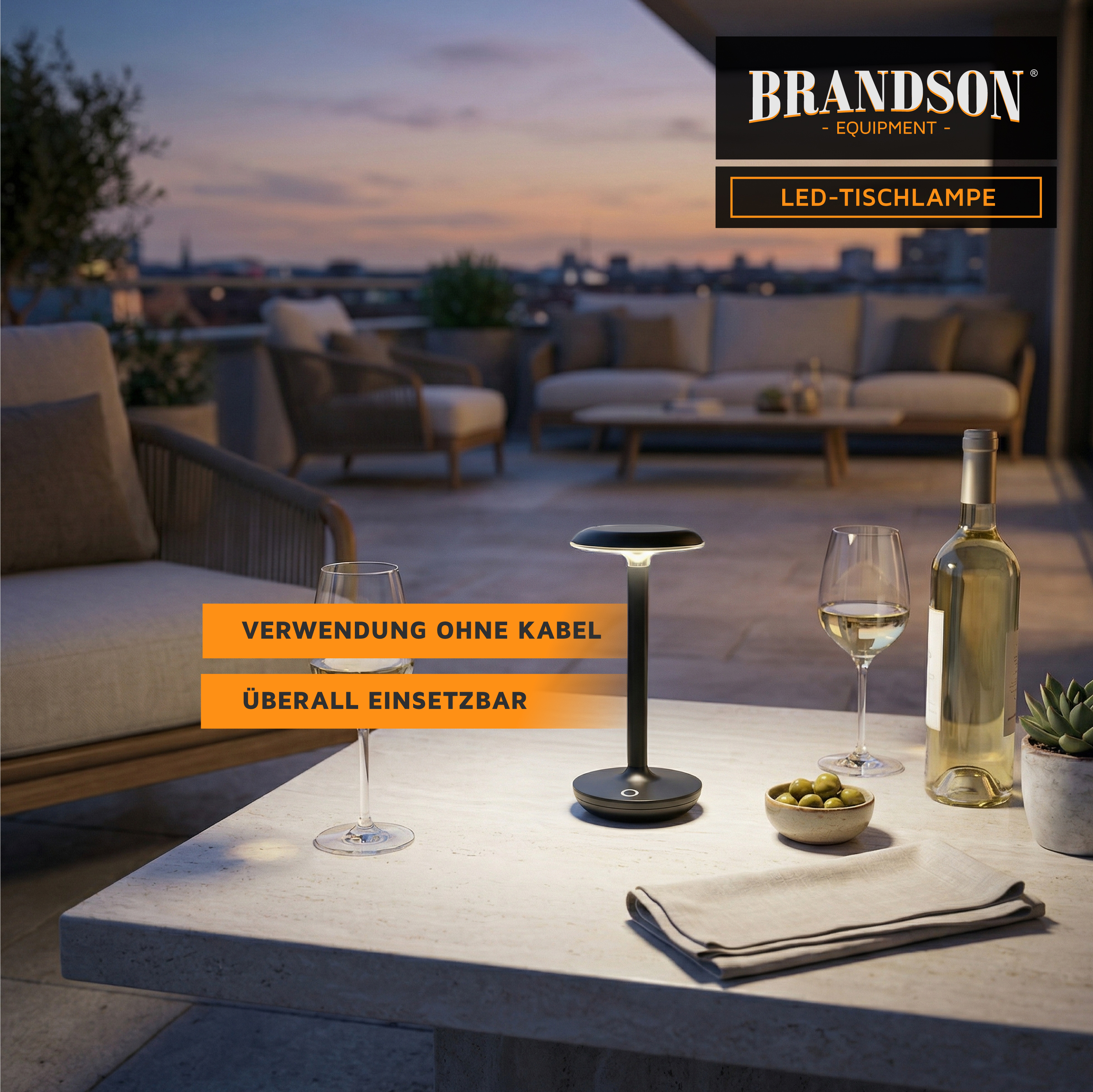 Brandson LED-Tischleuchte in Schwarz mit schlichtem Design, geeignet für den Außenbereich, platziert auf einem Steintisch mit Getränken.