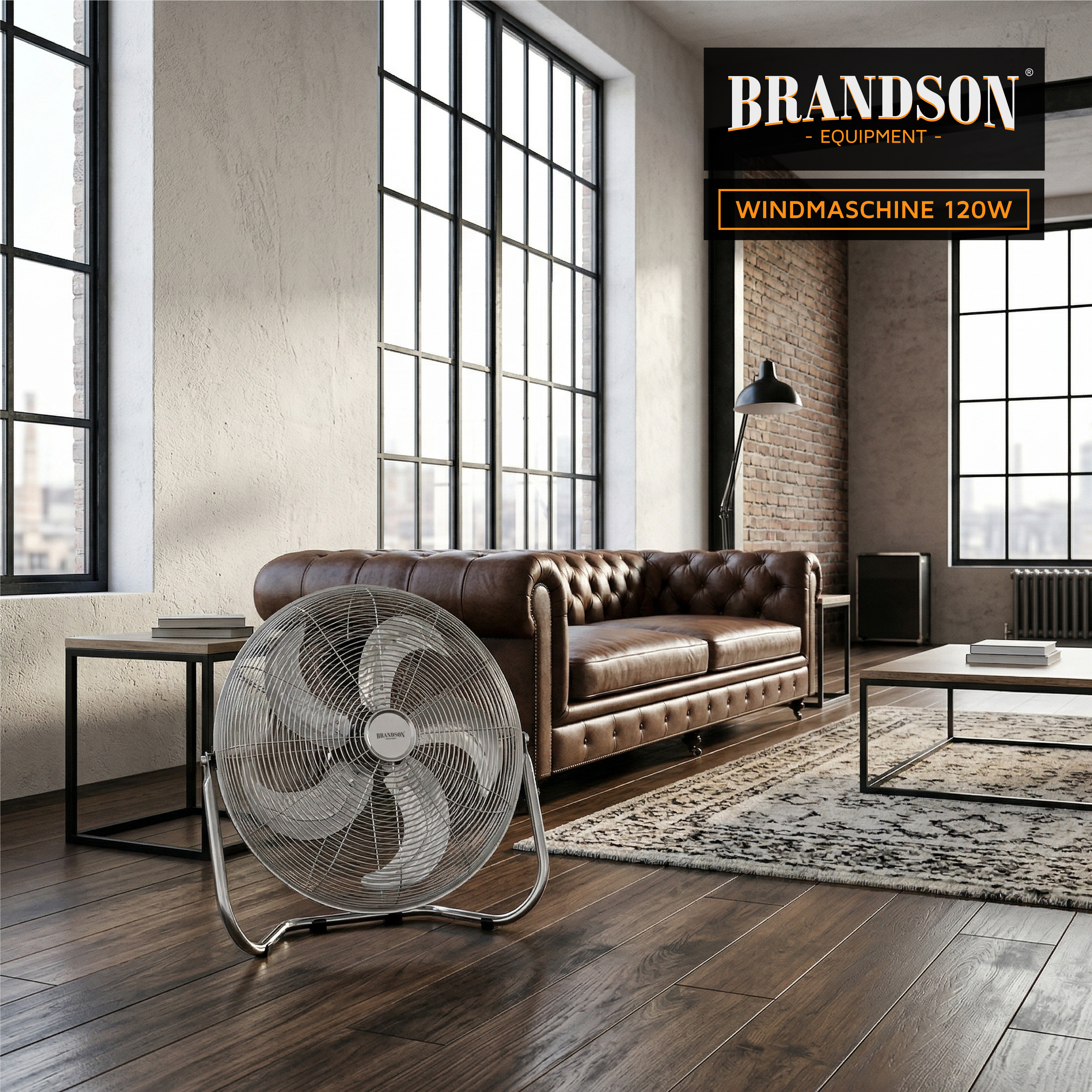 Brandson Windmaschine mit einem stabilen Metallgestell und einem großen, runden Ventilator in einem modernen Wohnraum.