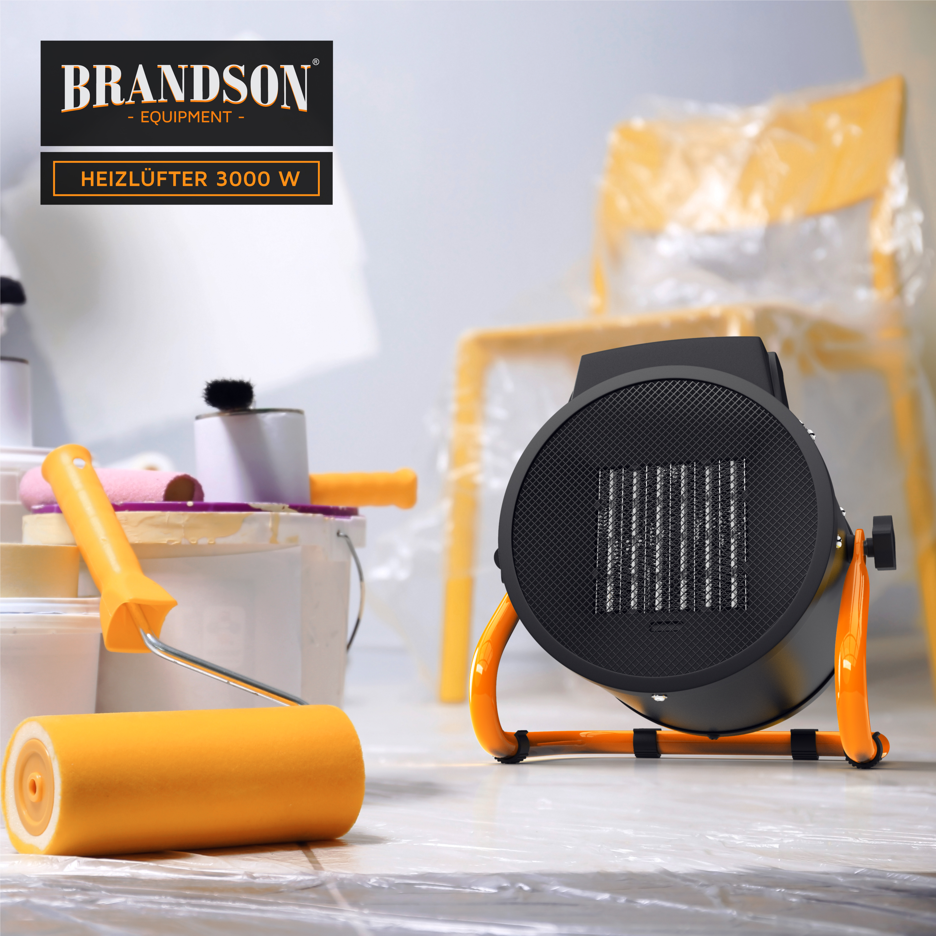 Brandson Heizlüfter mit schwarzem Gehäuse und orangefarbenem Standfuß, in einer Renovierungssituation mit Farbrollen im Hintergrund.