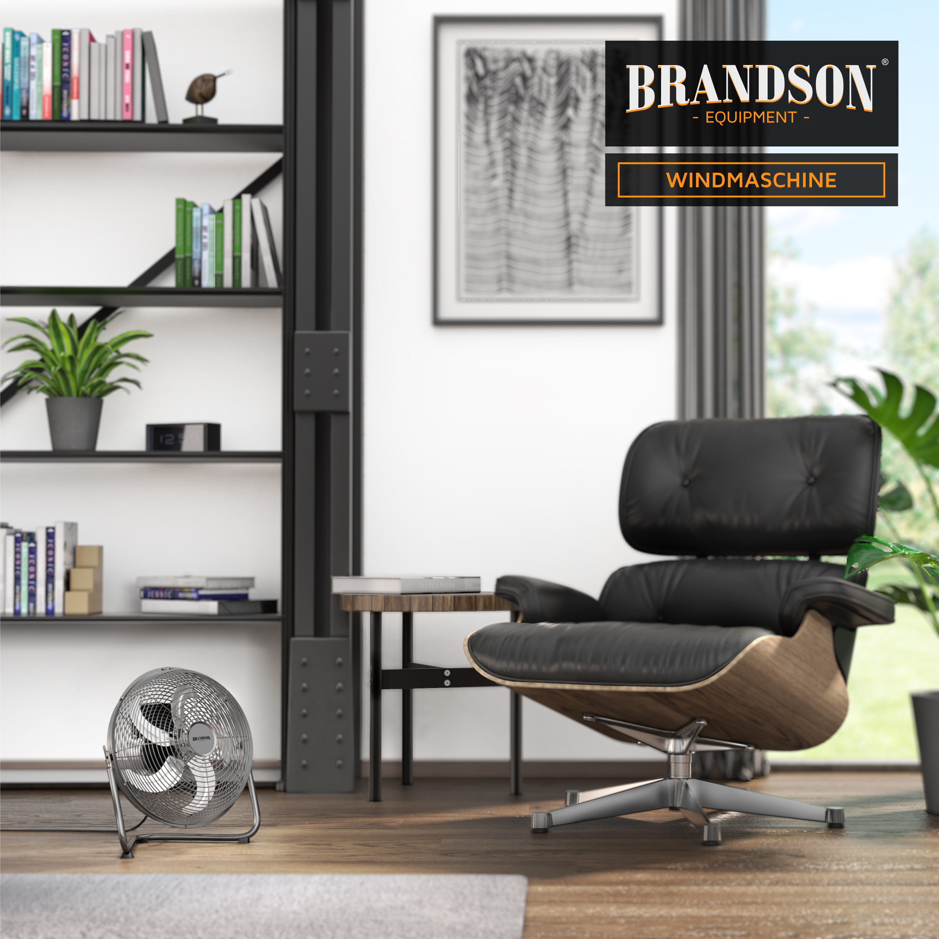 Brandson-Windmaschine mit elegantem Metalldesign, positioniert in der Nähe eines modernen Stuhls und Bücherregals, bietet eine stilvolle Kühllösung.