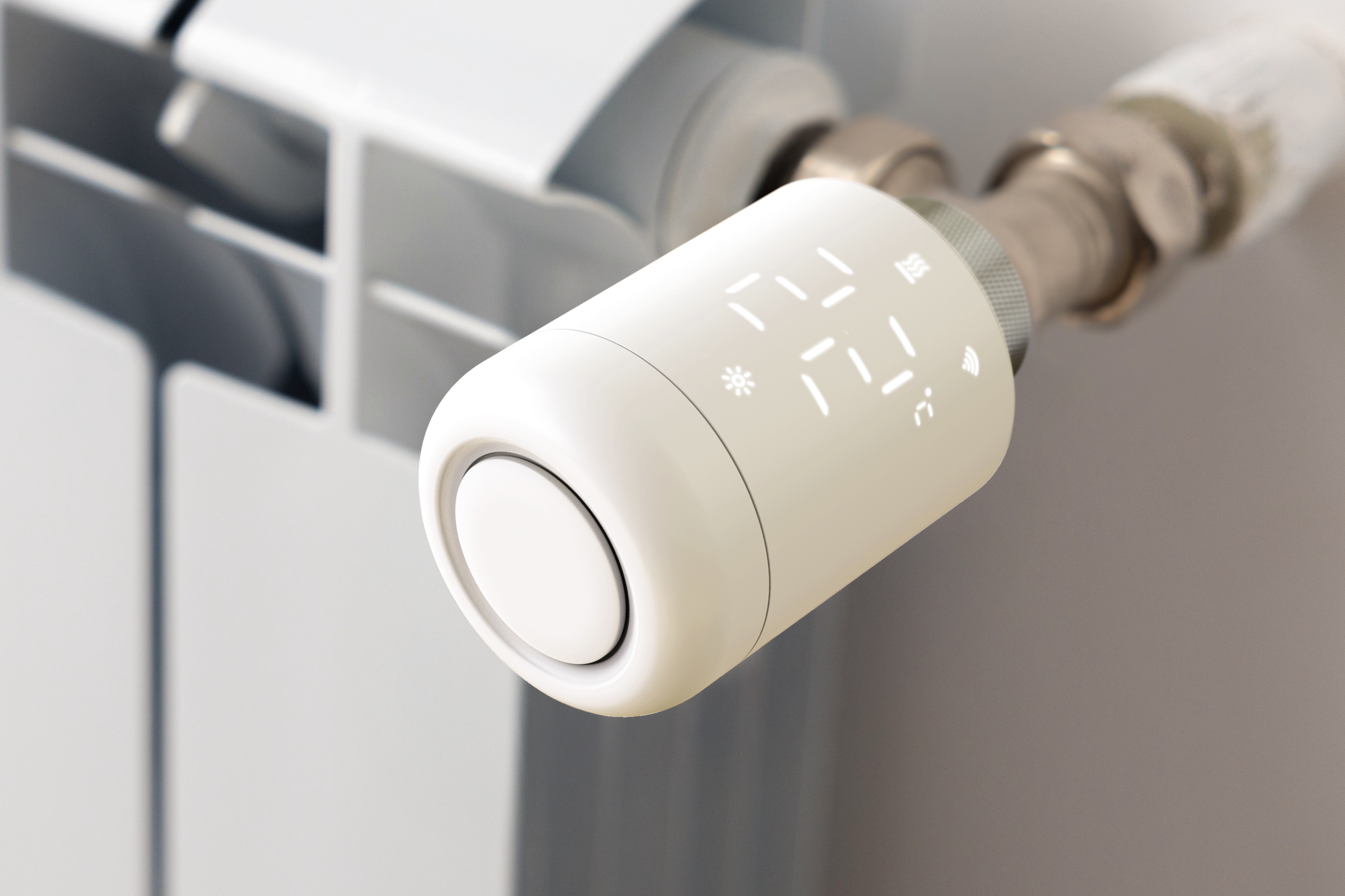 Smarter Heizkörperthermostat von Brandson in Weiß mit digitaler Anzeige der Temperatur, montiert auf einem weißen Heizkörperventil.