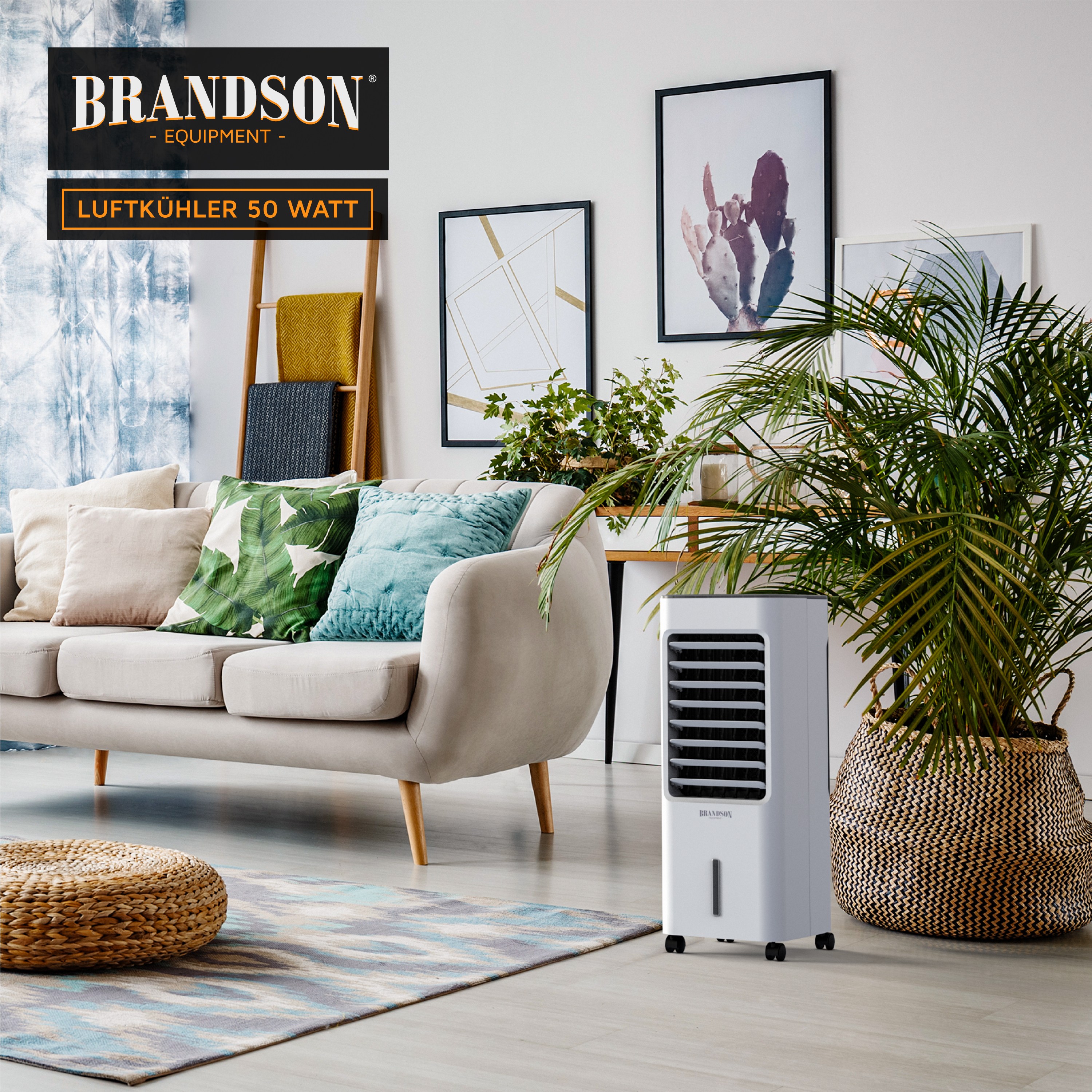 Brandson Luftkühler in Weiß mit Rollen, Bedienfeld und Luftauslässen, platziert in einem modernen Wohnzimmer mit Pflanzen.