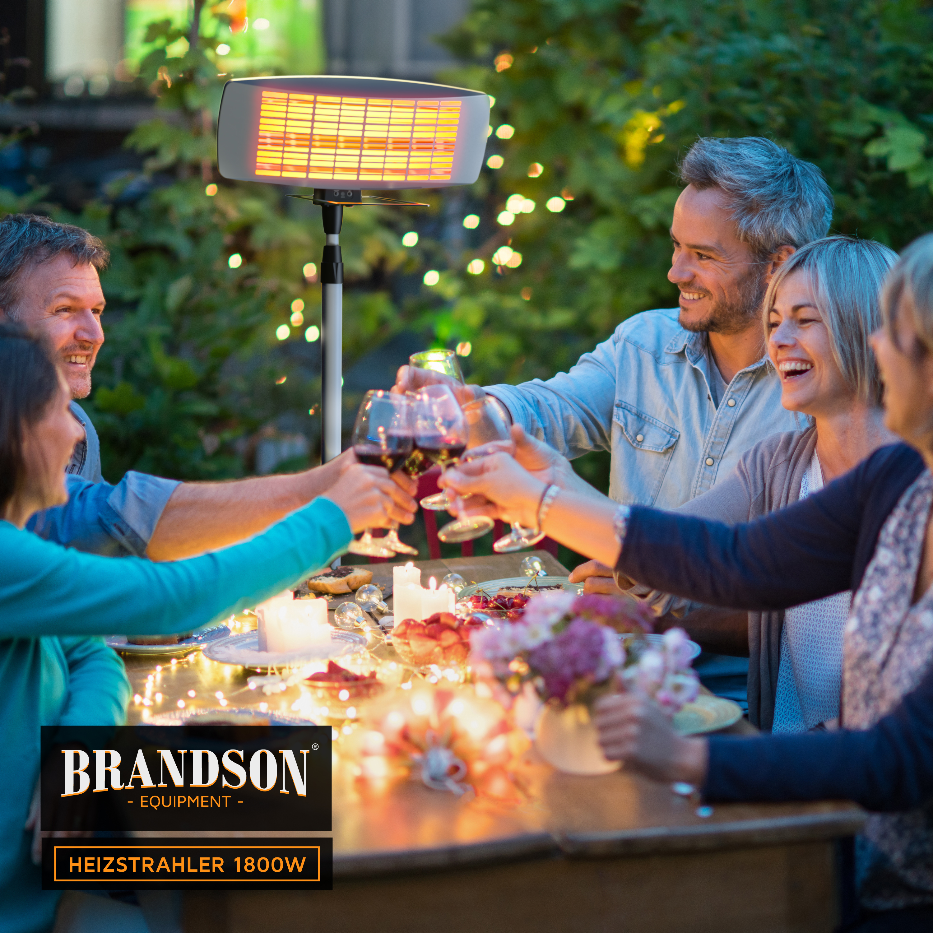 Brandson Heizstrahler mit modernem Design, auf einem Stativ, in einer gemütlichen Gartenatmosphäre mit Freunden.