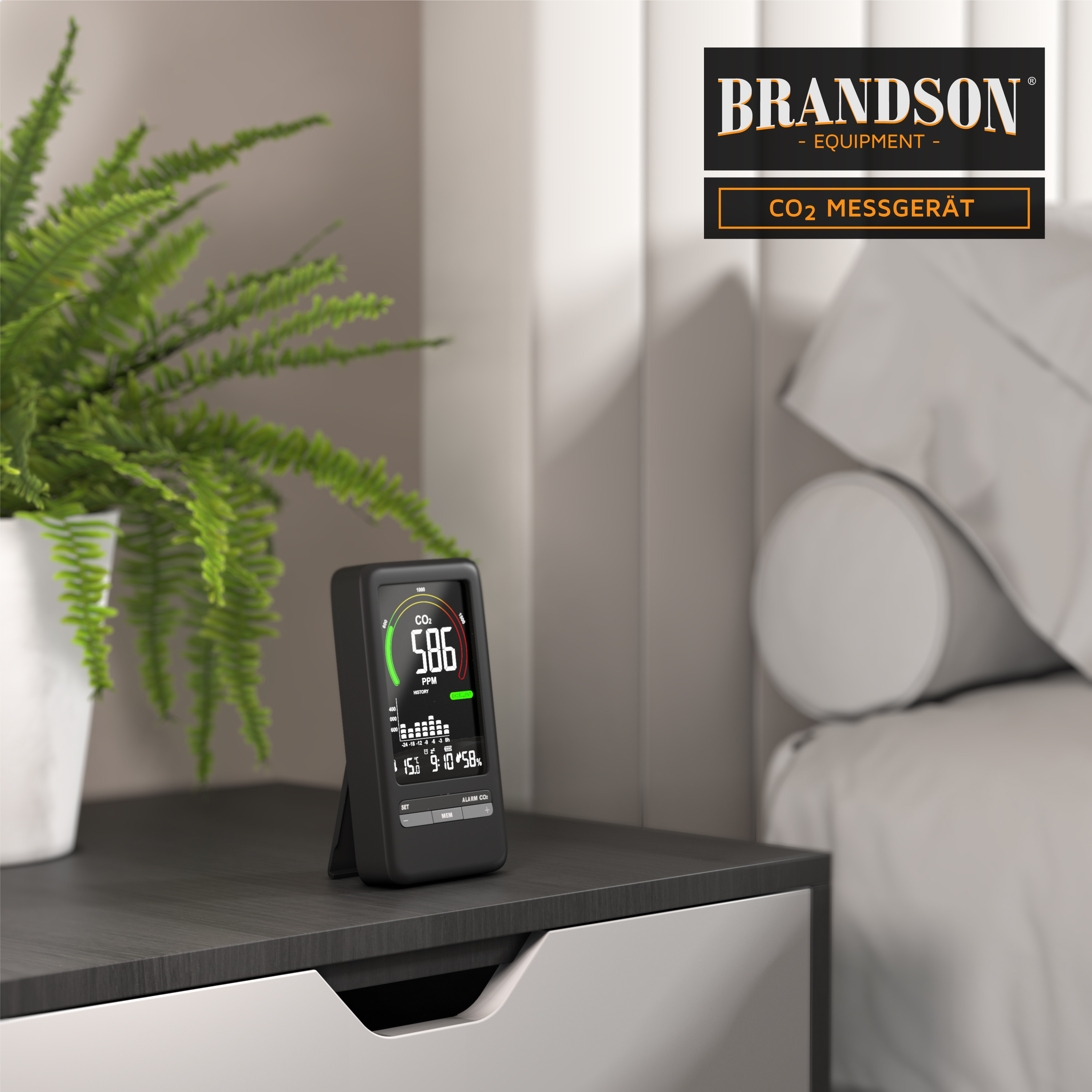 Brandson CO2-Messgerät mit digitalem Display, schwarzem Gehäuse und Standfuß auf einem Nachttisch neben einer Pflanze.