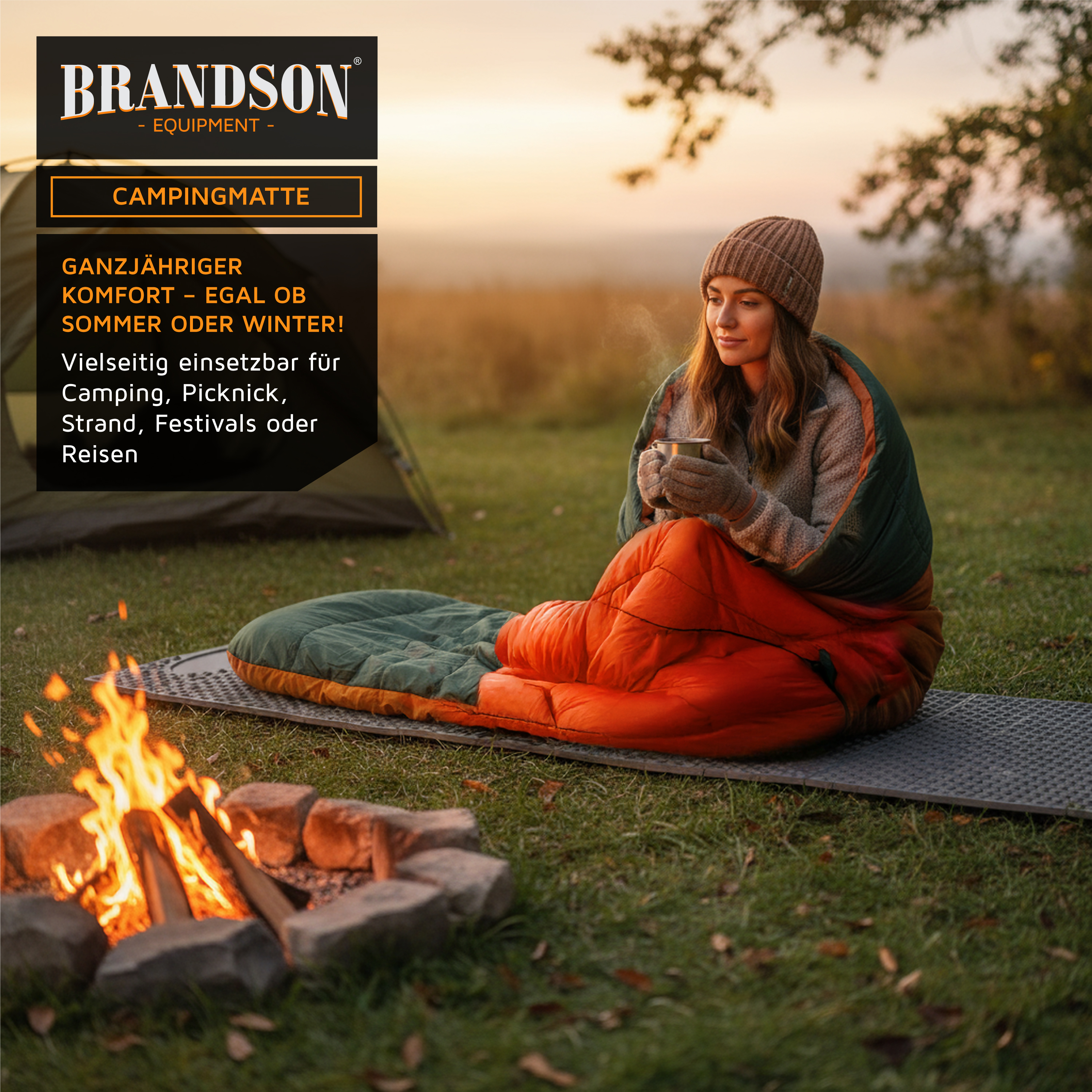 Brandson-Campingmatte mit grünem und orangefarbenem Design, die von einer Frau am Lagerfeuer im Freien verwendet wird und Komfort für verschiedene Aktivitäten bietet.