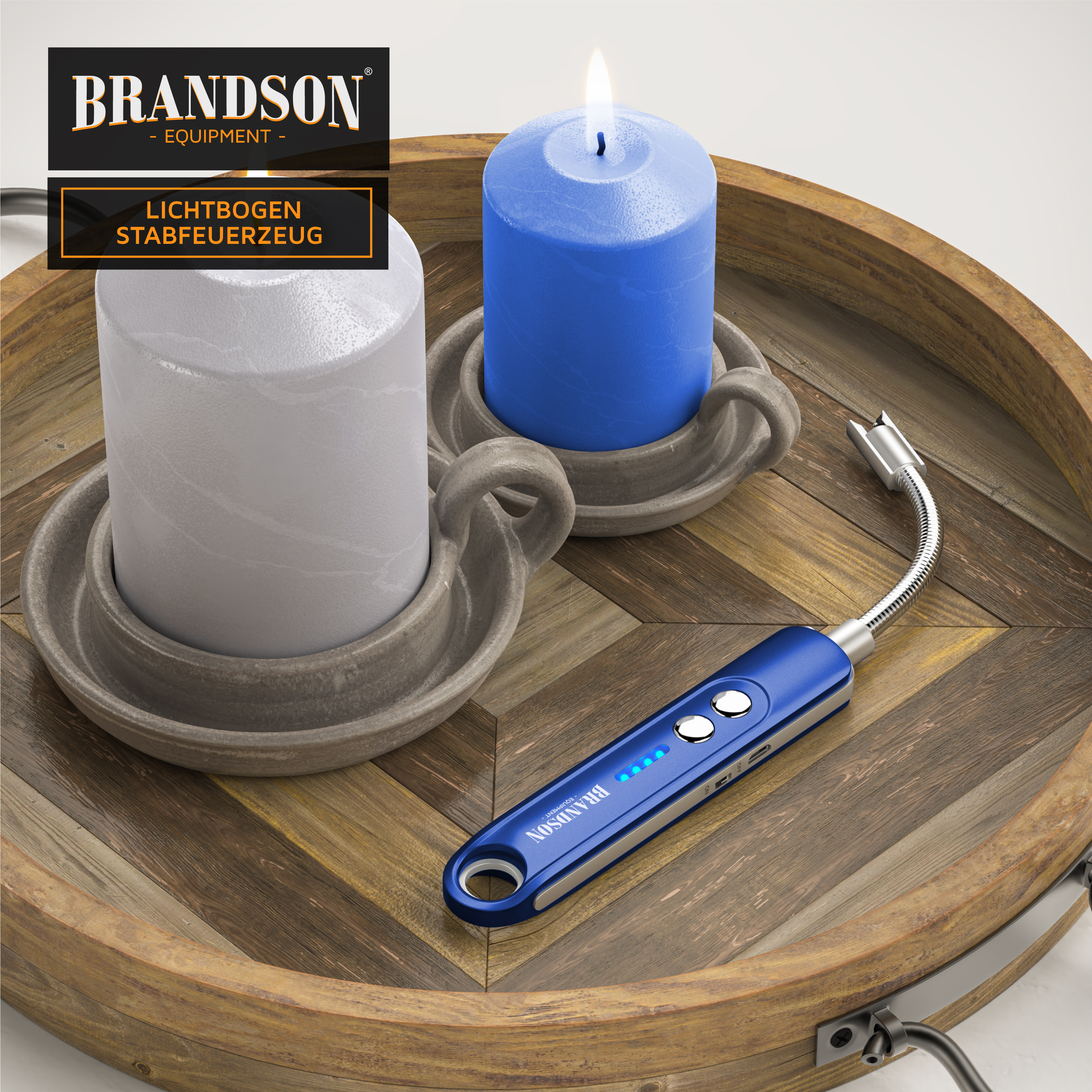 Brandson Lichtbogen-Stabfeuerzeug in Blau mit flexiblem Hals und LED-Anzeige, platziert neben zwei Kerzen auf einem Holztablett.