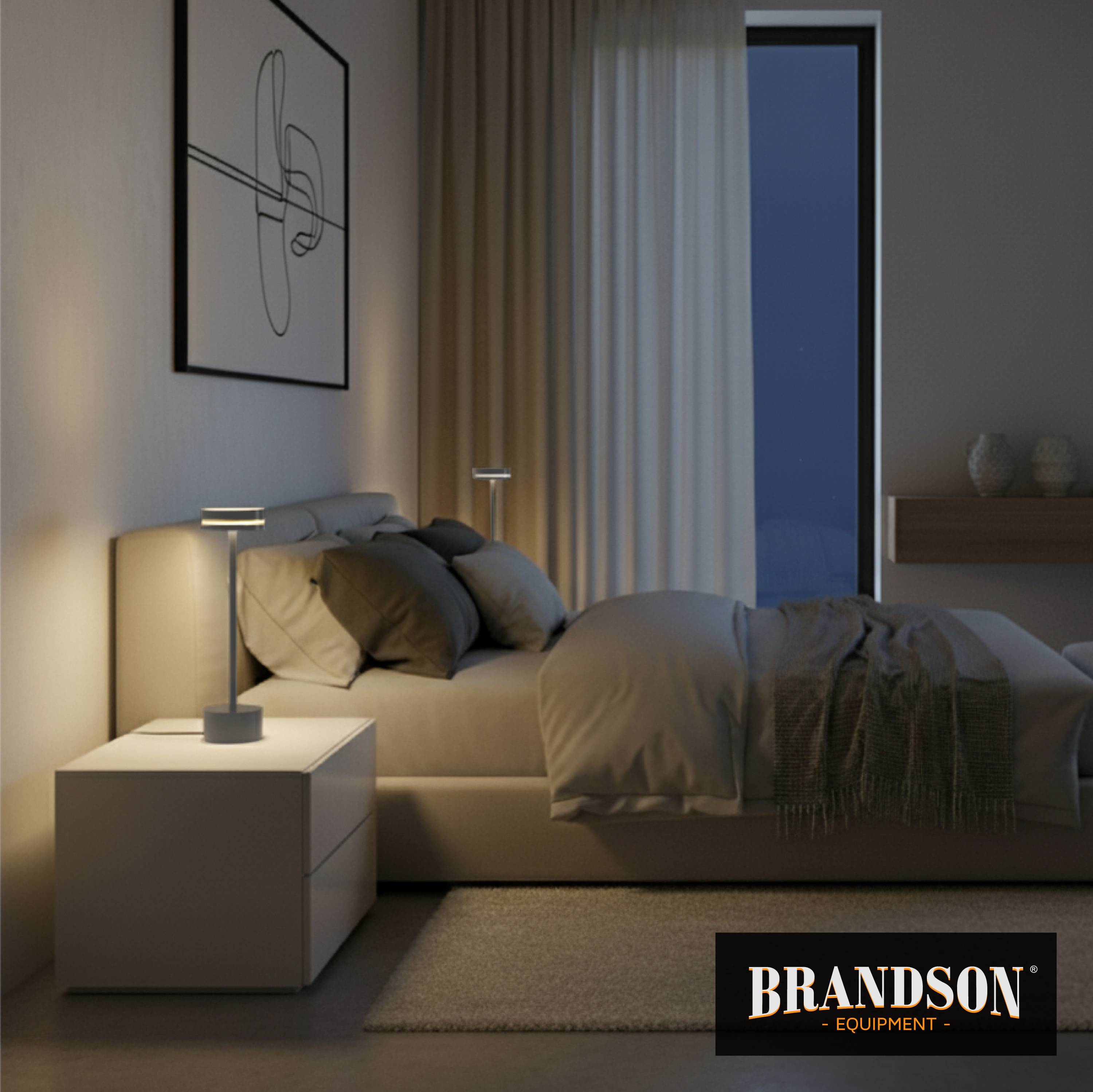 Brandson-Nachttischlampe mit schlankem Design, Metallic-Finish und moderner Lichtquelle, platziert auf einem weißen Nachttisch in einem gemütlichen Schlafzimmer.