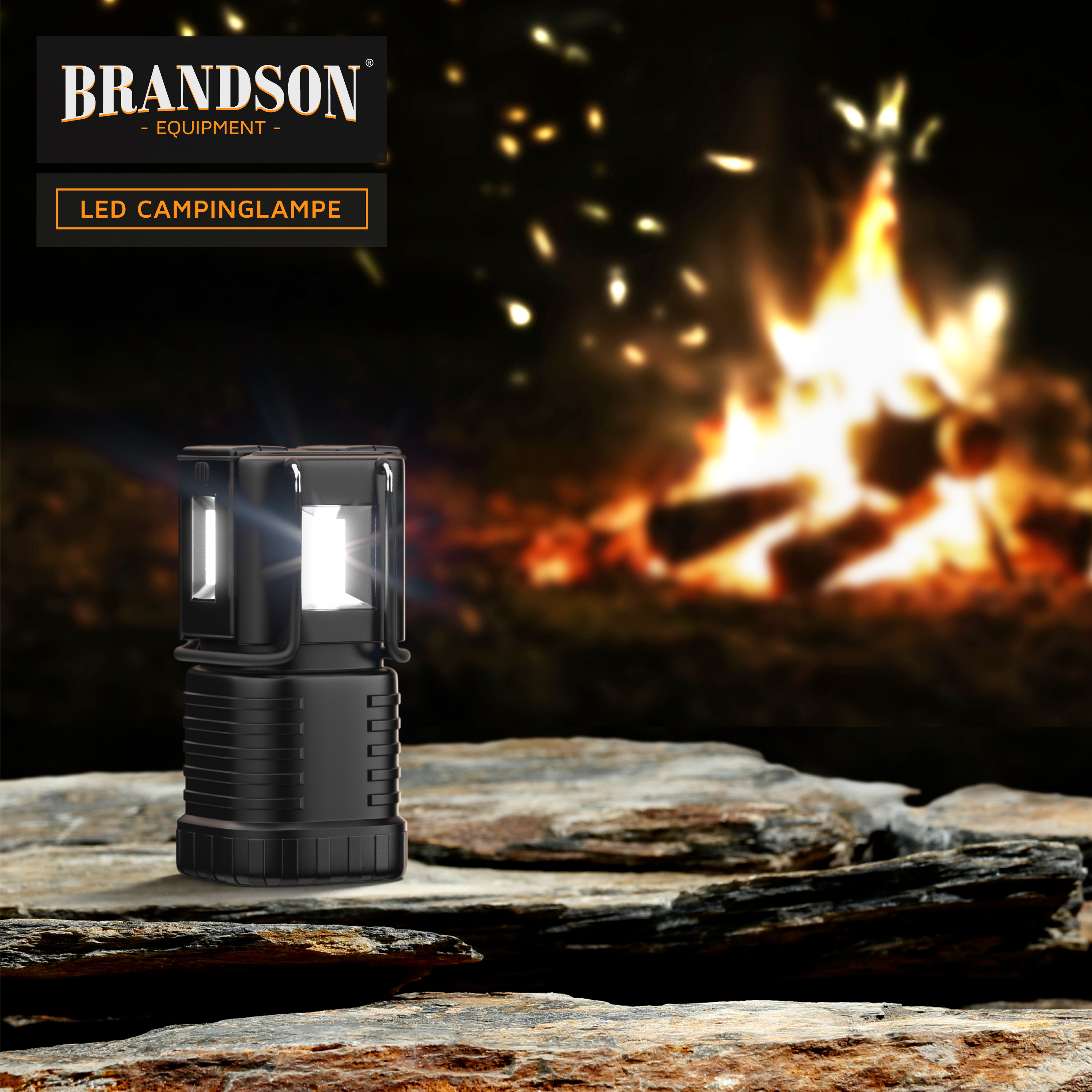Brandson LED-Campinglampe mit kompaktem Design, schwarzer Farbe und zwei Lichtquellen vor einem Lagerfeuerhintergrund.