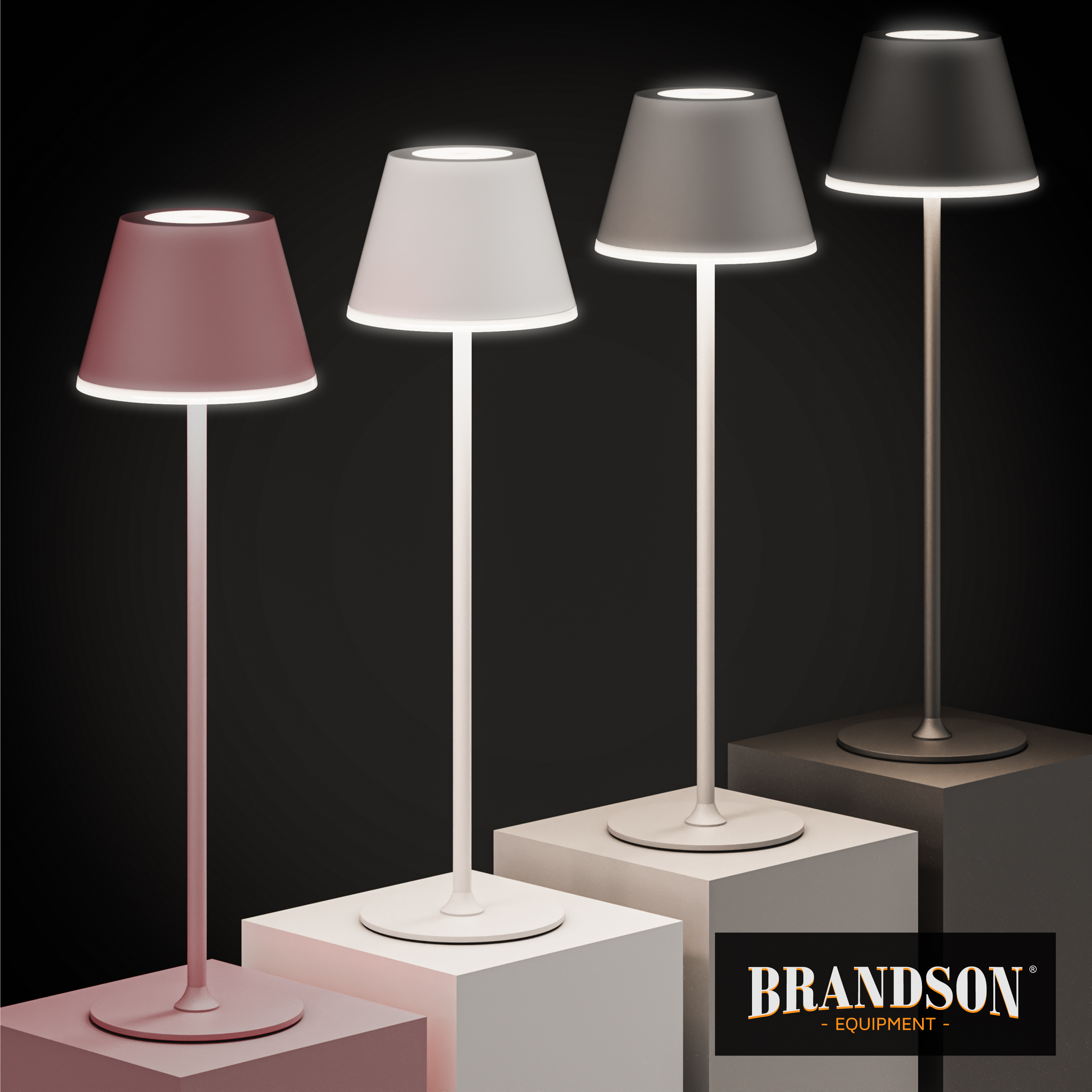 Brandson Stehlampe in verschiedenen Farben mit schickem Lampenschirm und modernem Design auf weißen und grauen Podesten.