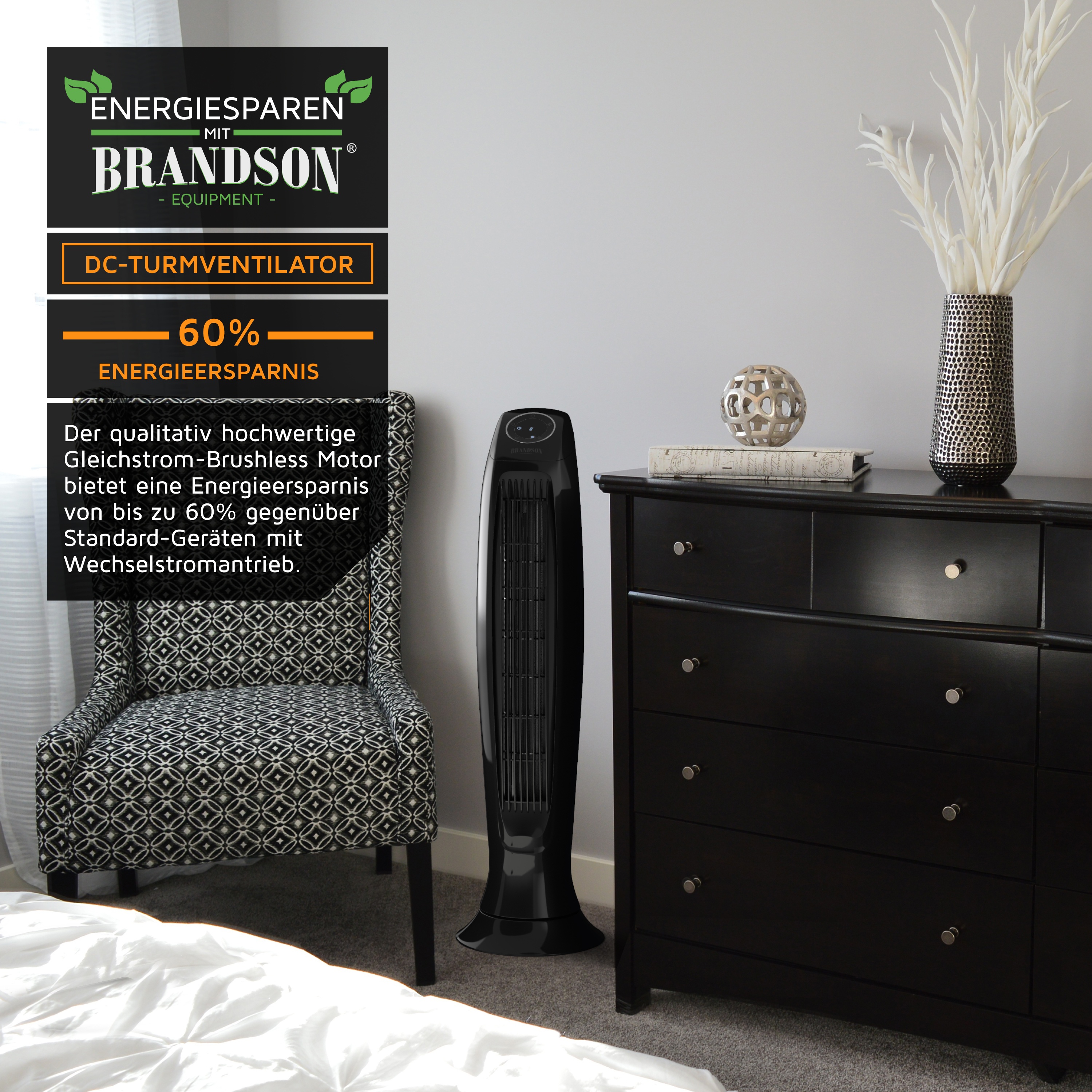 Brandson DC-Turmventilator in Schwarz, schlanke Bauform mit Bedienfeld und Fernbedienung, platziert neben einem Bett und einer Kommode.