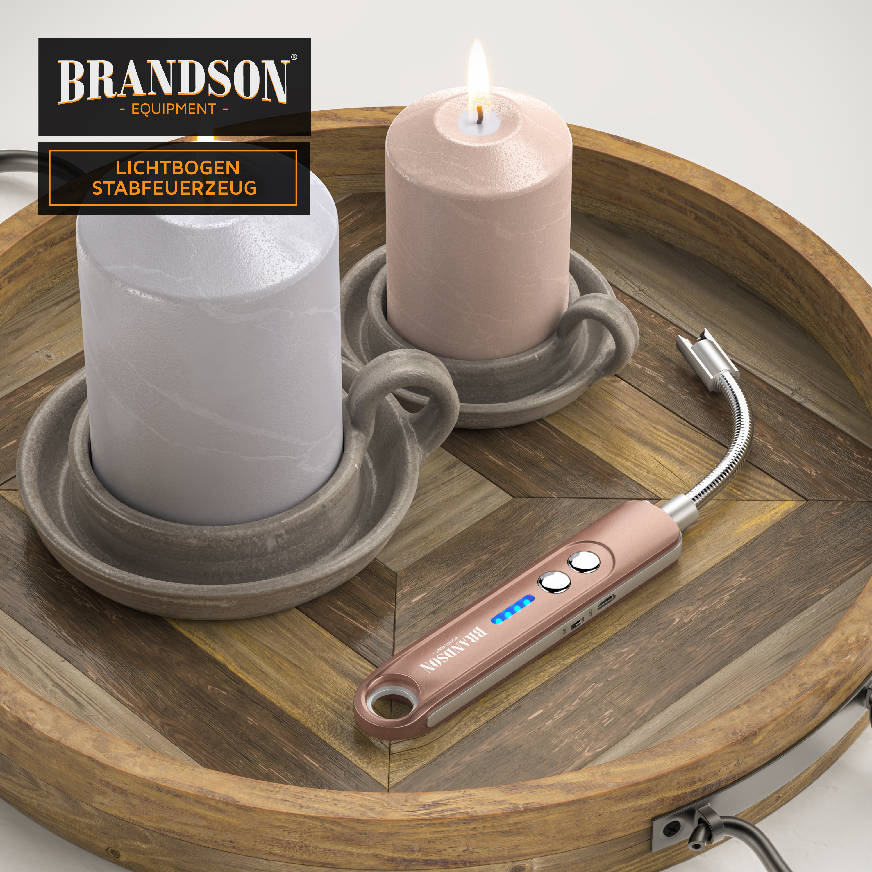 Brandson Lichtbogen-Stabfeuerzeug in Roségold mit flexiblem Hals und LED-Anzeige, neben zwei Kerzen auf einem Holztablett.