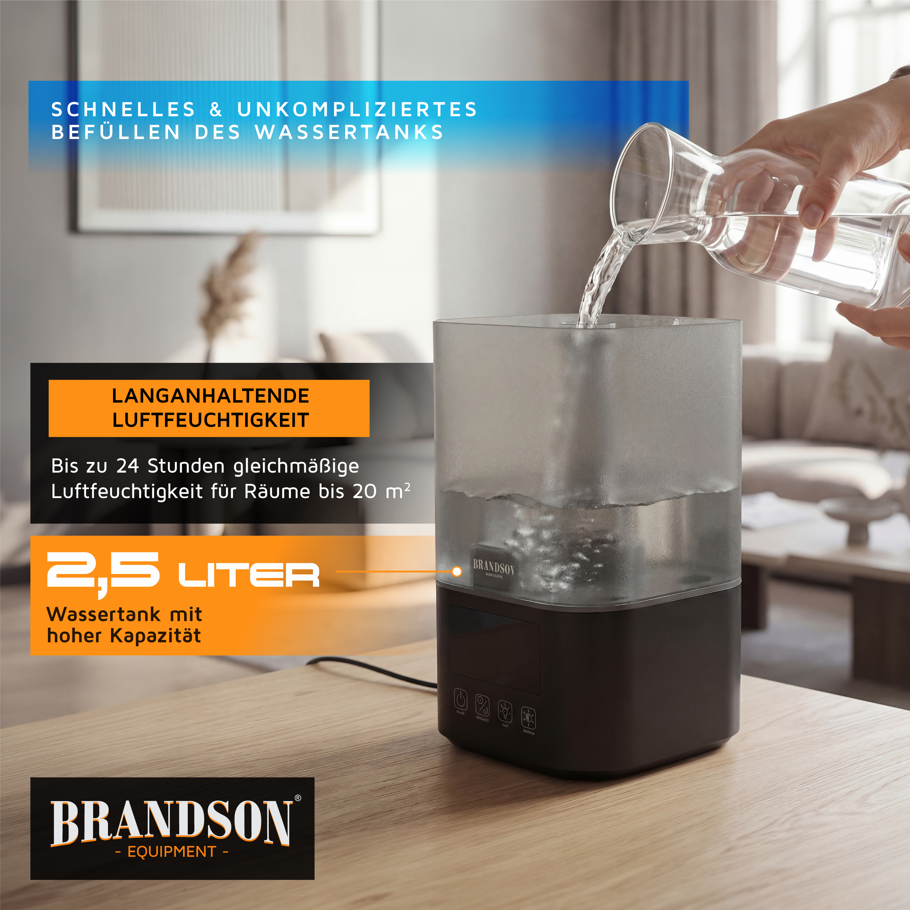 Brandson Luftbefeuchter mit 2,5 Liter Wassertank, transparentem oberen Teil und Bedienfeld, auf einem Holztisch in einem Wohnraum.