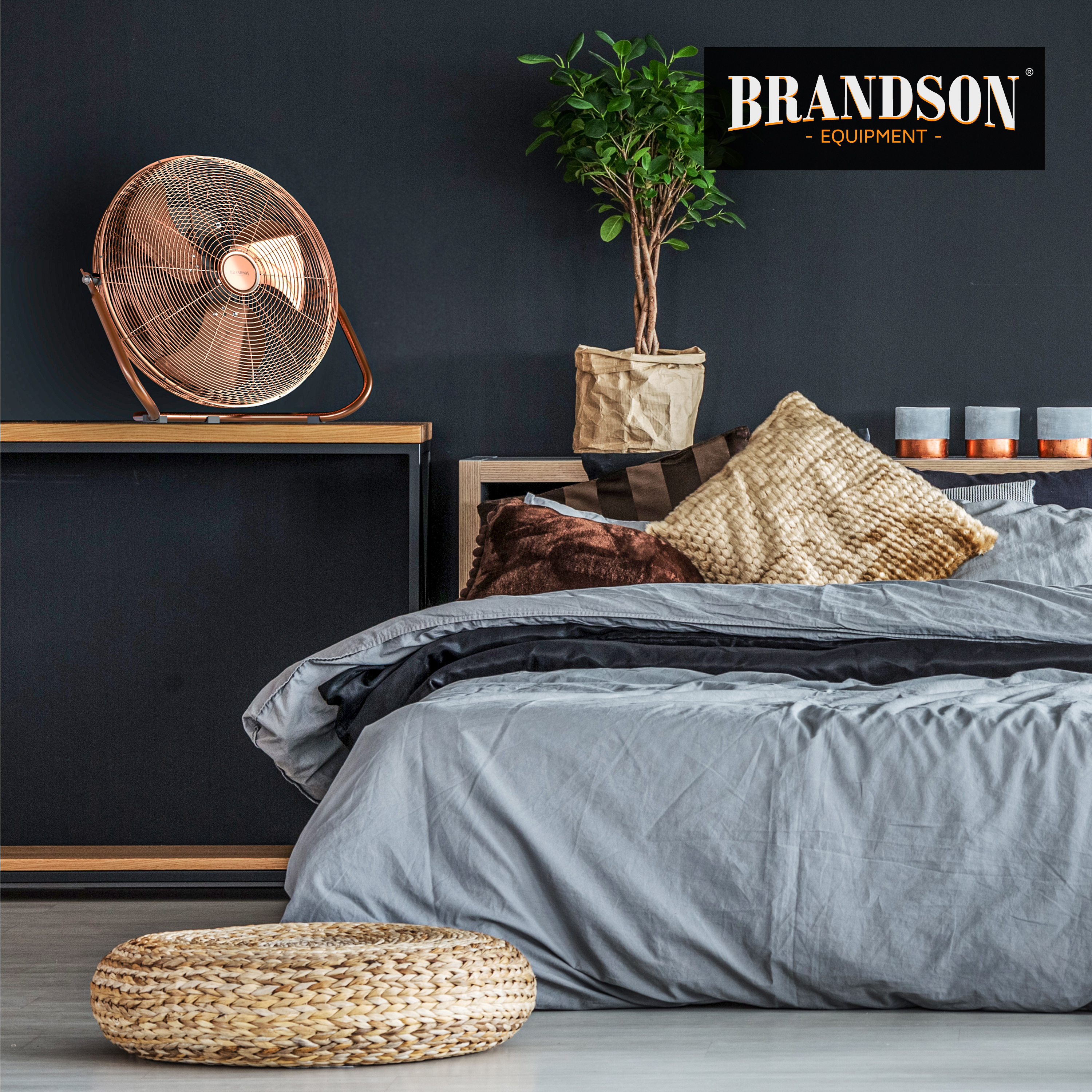 Brandson Standventilator in Kupferfarbe auf einem Sideboard, umgeben von einem modernen Schlafzimmer mit Pflanzen und Kissen.