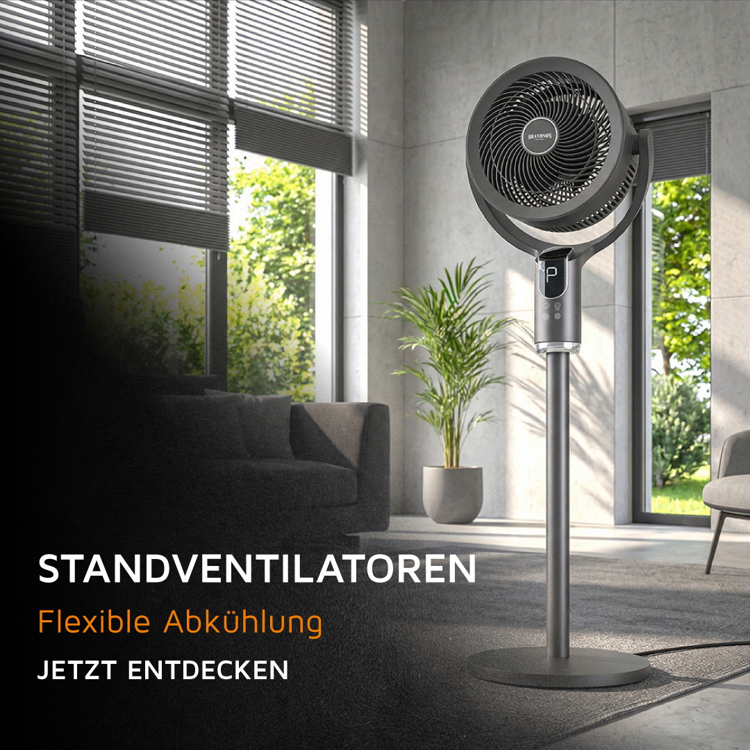 Brandson Standventilator im modernen Design mit schwarzem Gehäuse, Bedienfeld und stabiler Standbasis, platziert in einem hellen Raum.